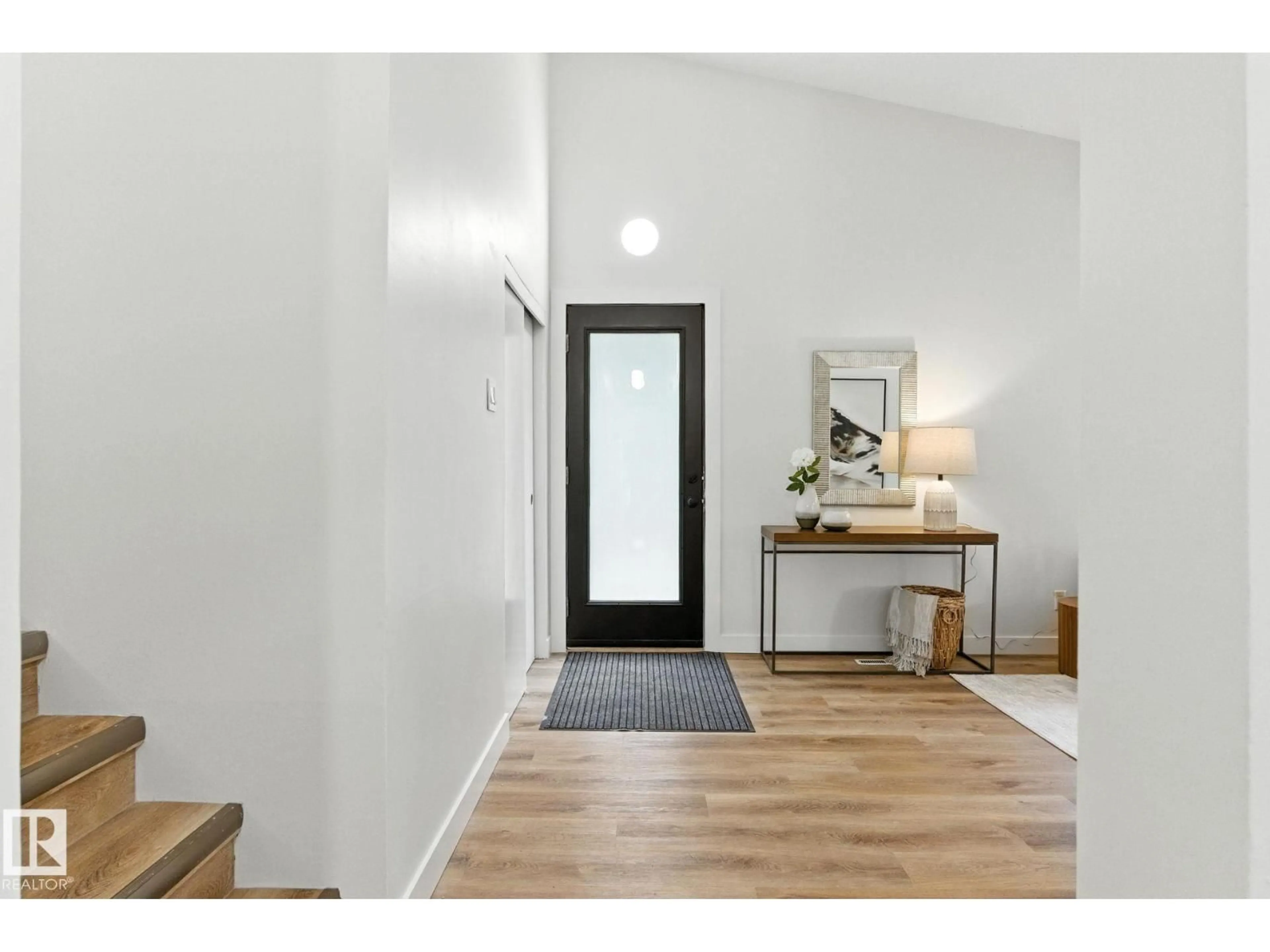 Indoor entryway for 1 SYLVAN DR, St. Albert Alberta T8N0G7
