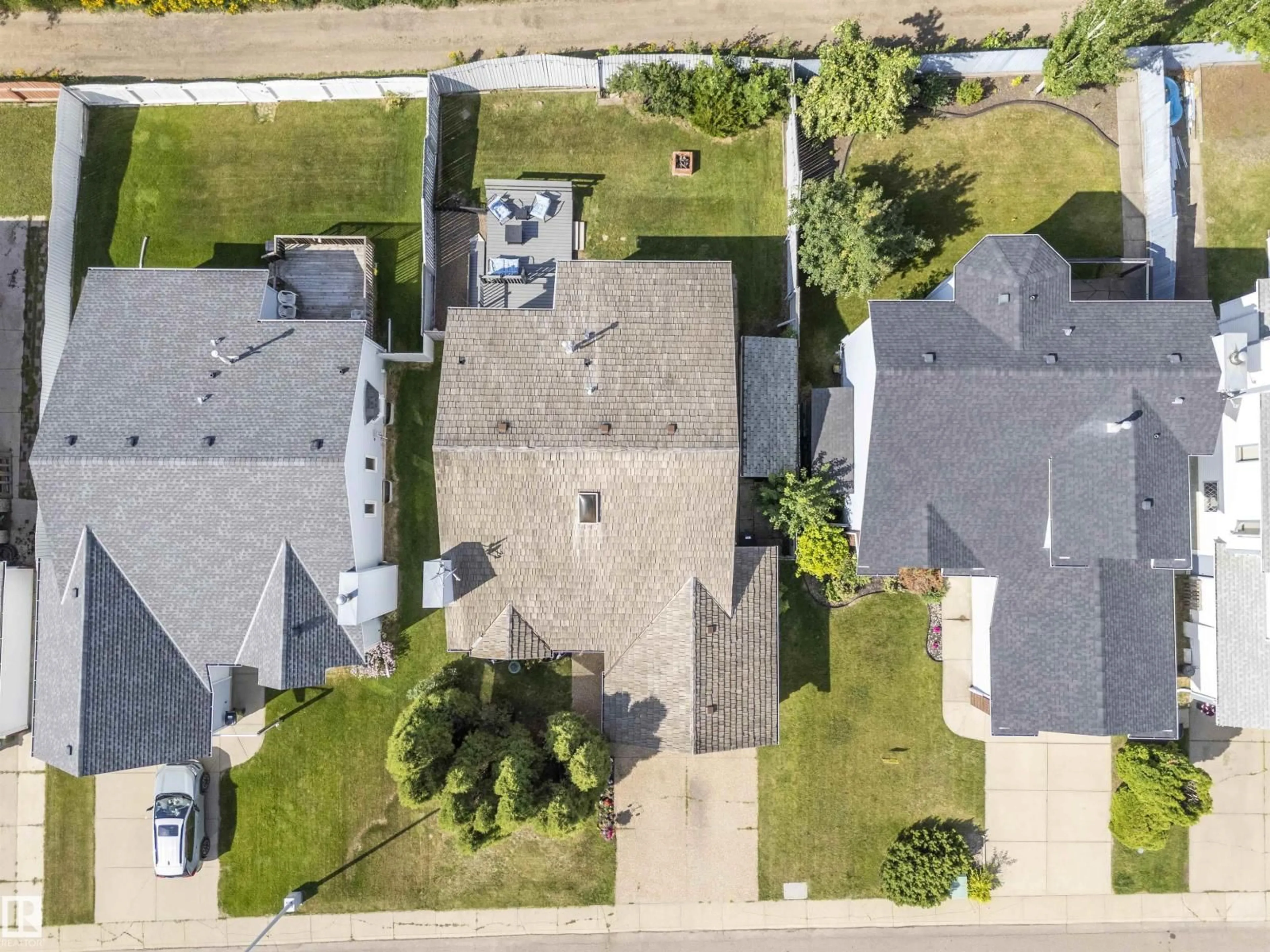 A pic from outside/outdoor area/front of a property/back of a property/a pic from drone, street for 3308 42A AV, Edmonton Alberta T6T1E5
