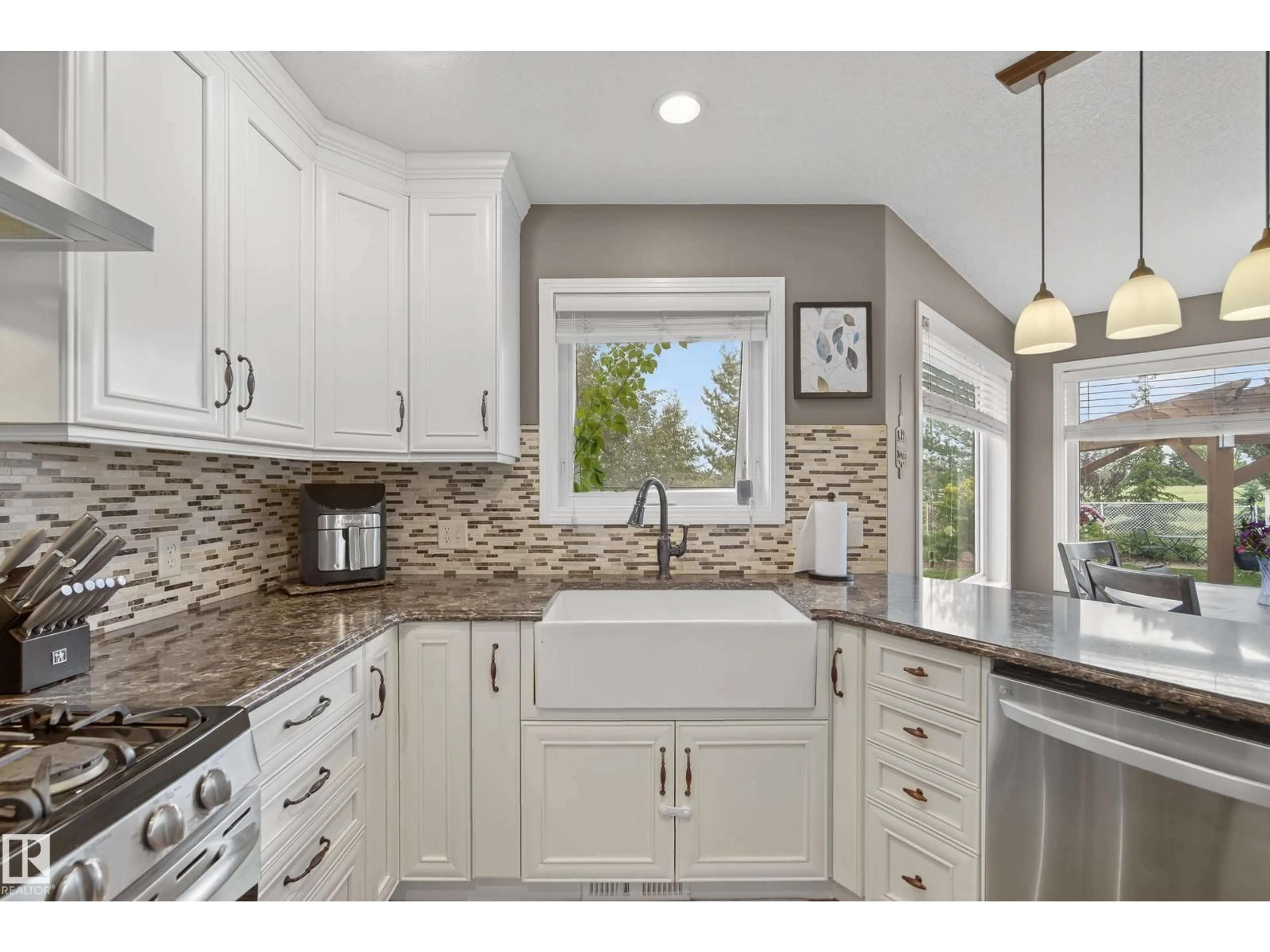 Open concept kitchen, ceramic/tile floor for 394 HOLLICK-KENYON RD, Edmonton Alberta T5Y2T7