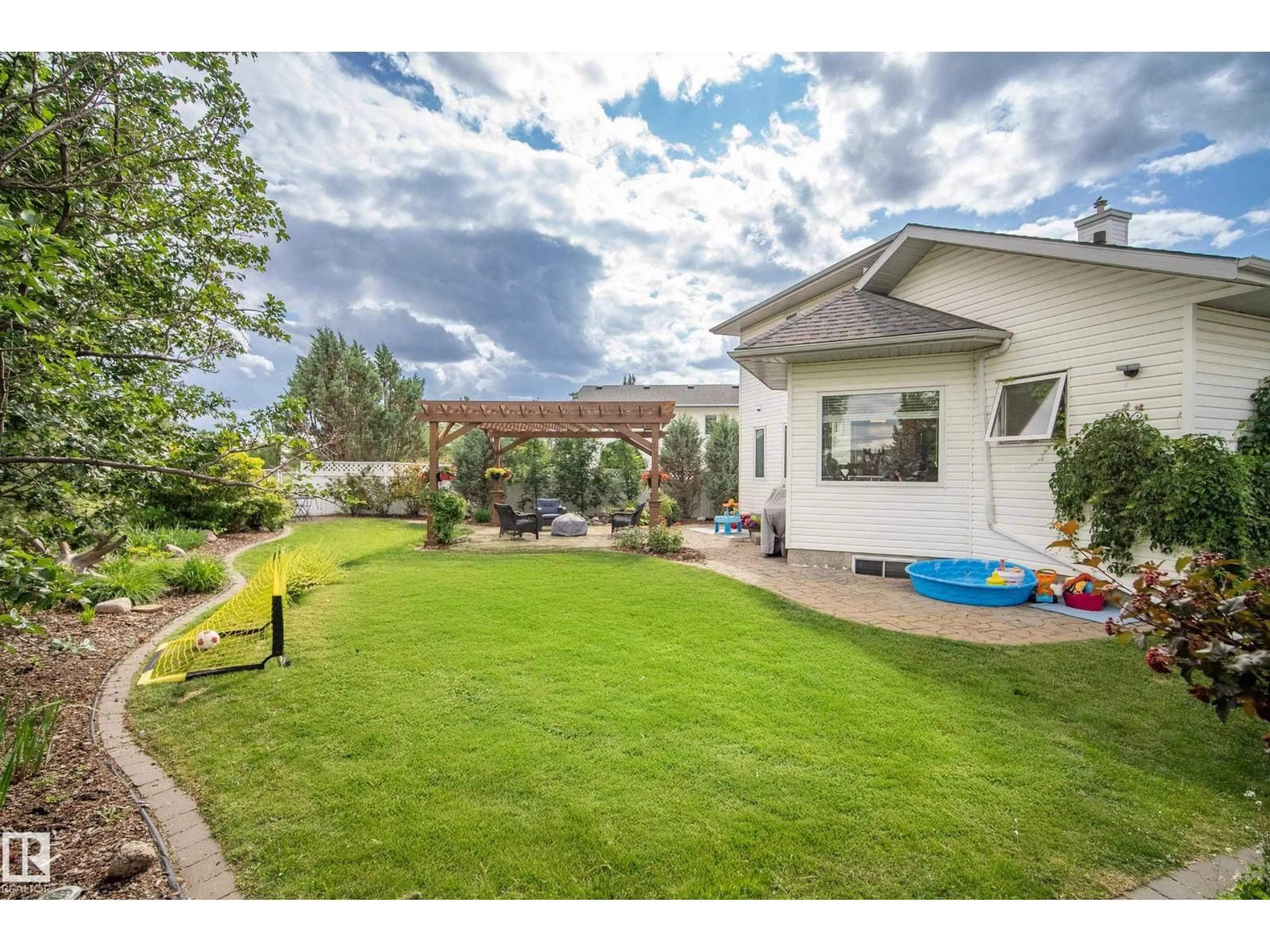 A pic from outside/outdoor area/front of a property/back of a property/a pic from drone, unknown for 394 HOLLICK-KENYON RD, Edmonton Alberta T5Y2T7