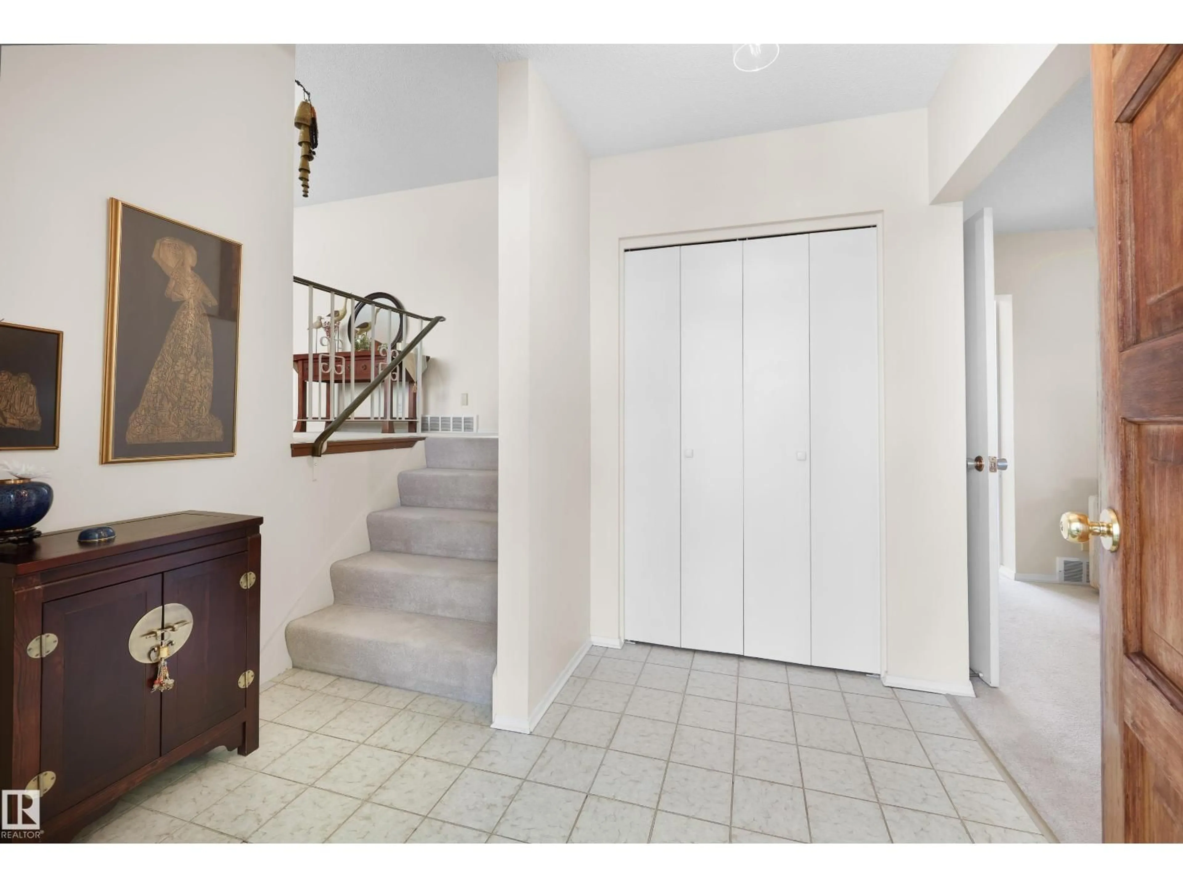 Indoor foyer for NW - 3523 113B ST, Edmonton Alberta T6J1L6
