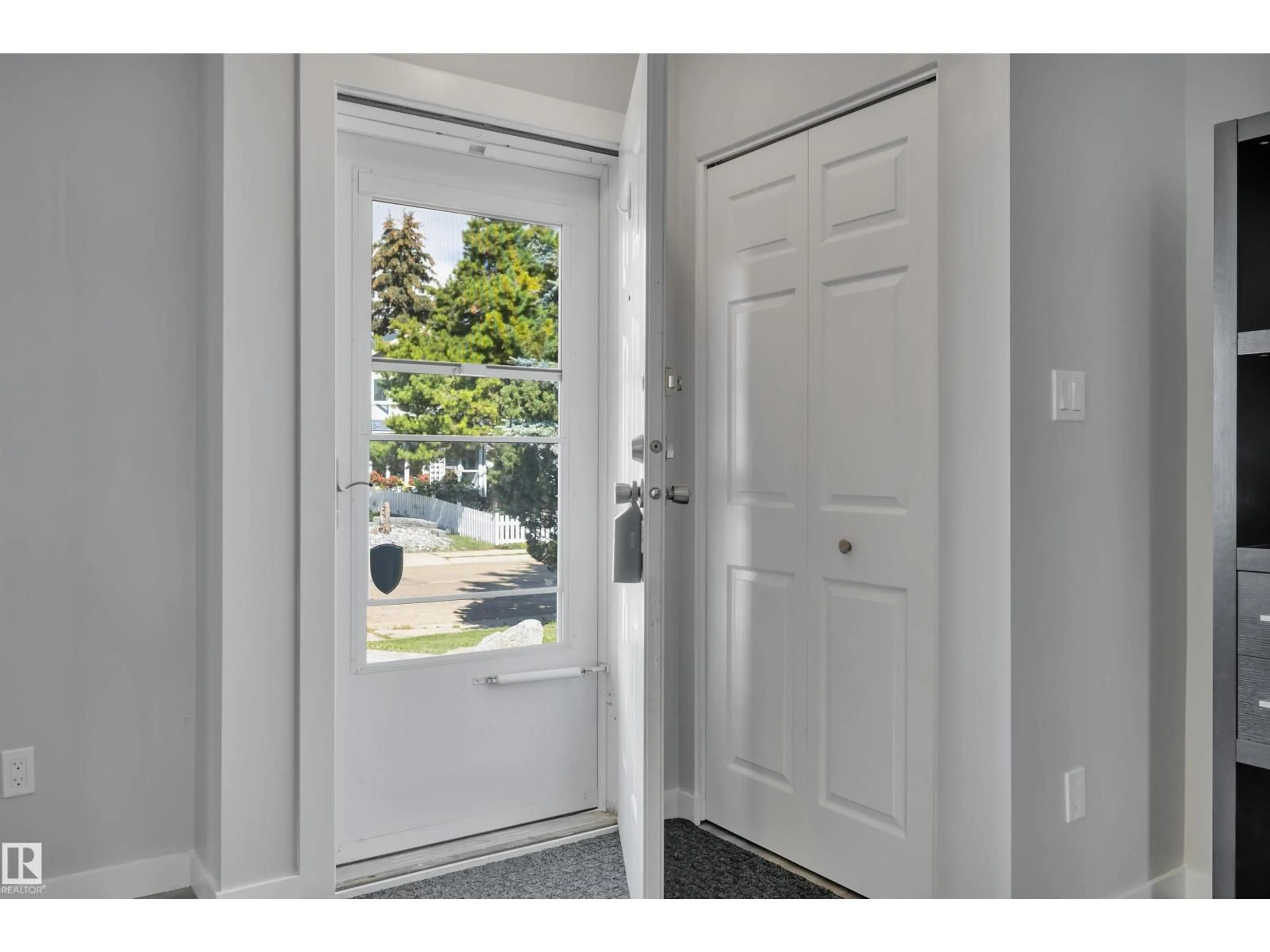 Indoor entryway for 432 KIRKPATRICK CR, Edmonton Alberta T6L5E1
