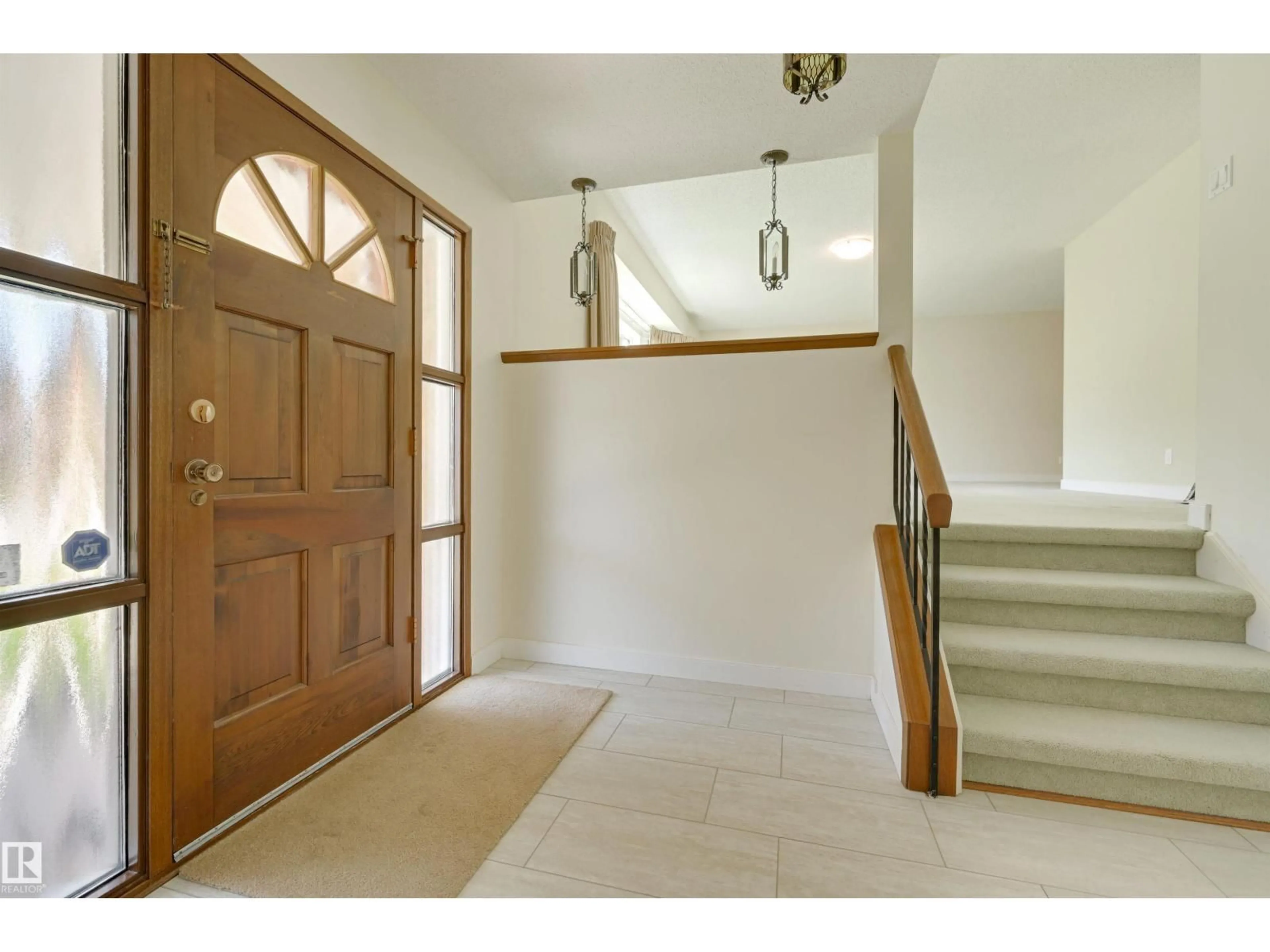 Indoor entryway for 24 QUESNELL RD, Edmonton Alberta T5R5N2