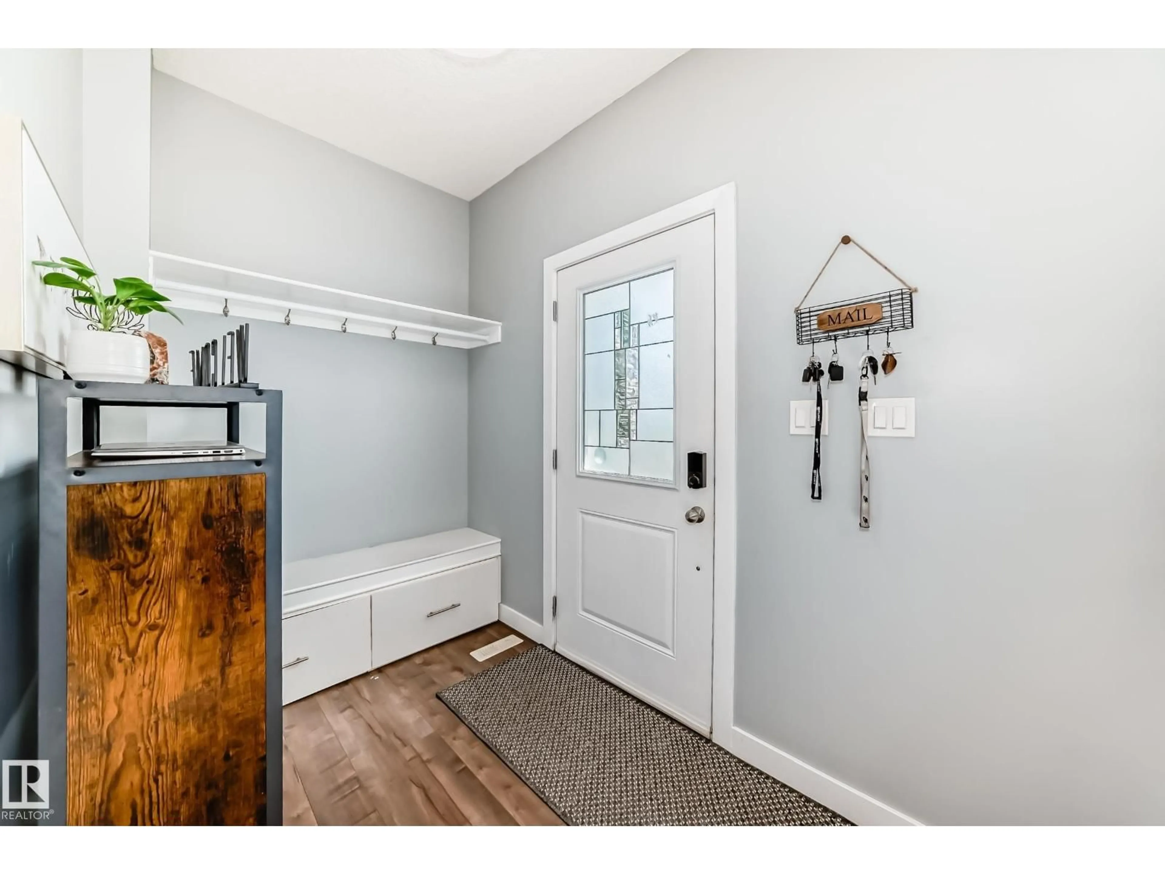 Indoor entryway for 2716 11 ST, Edmonton Alberta T6T0X9