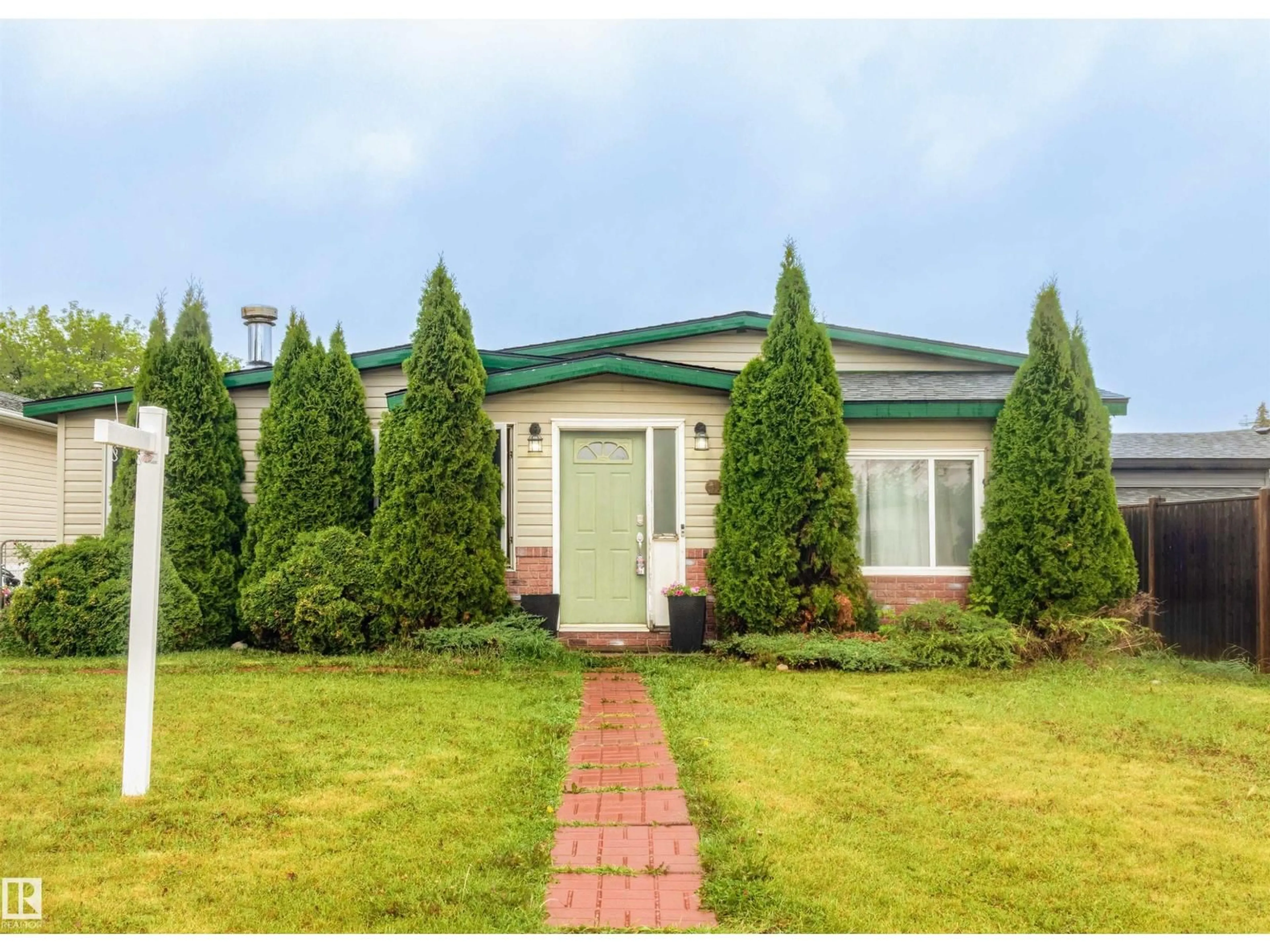 Home with vinyl exterior material, unknown for 11111 100A AV, Westlock Alberta T7P1N4
