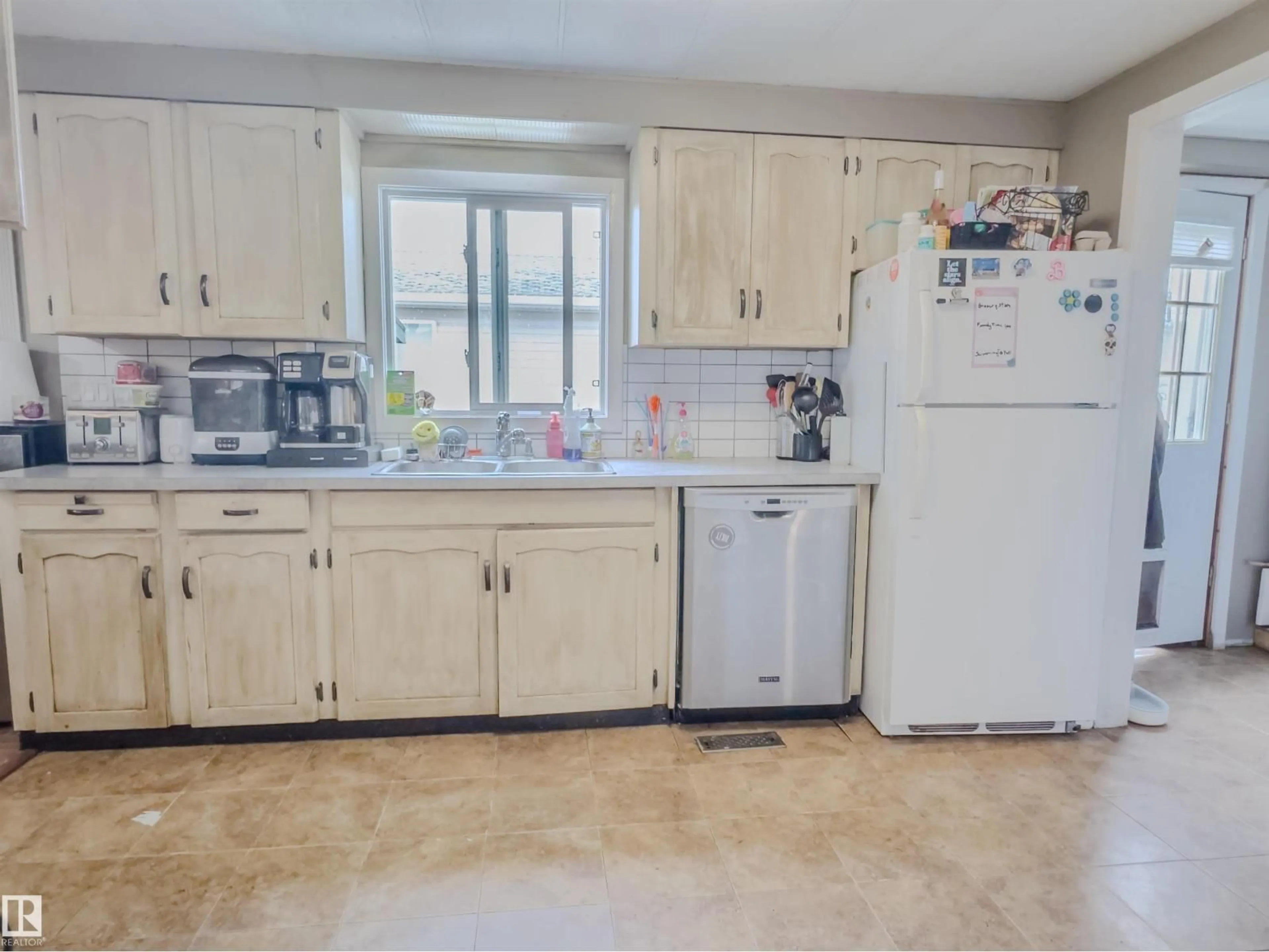 Standard kitchen, unknown for 11111 100A AV, Westlock Alberta T7P1N4