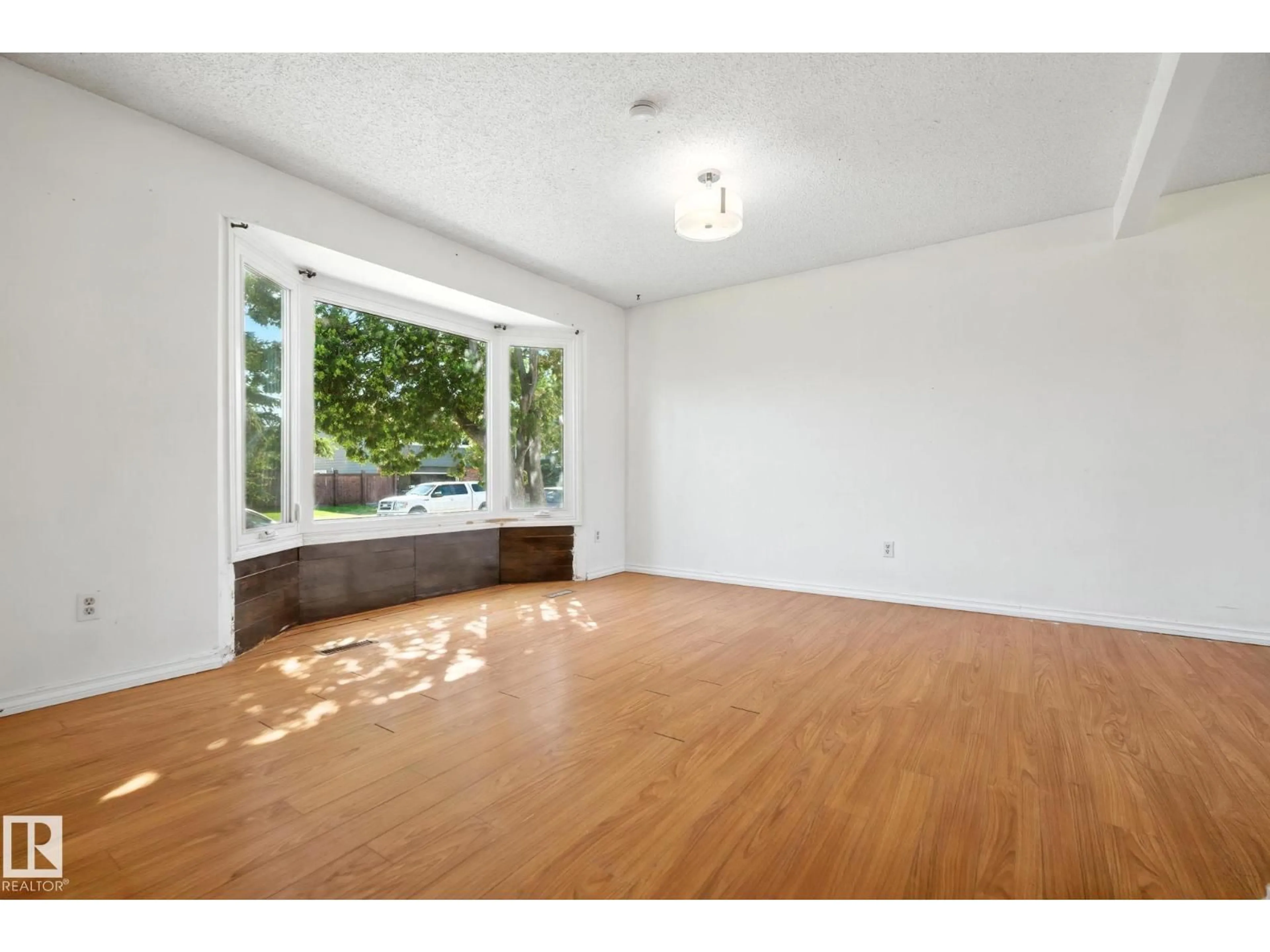 A pic of a room for 3080 79 ST NW, Edmonton Alberta T6K3W1
