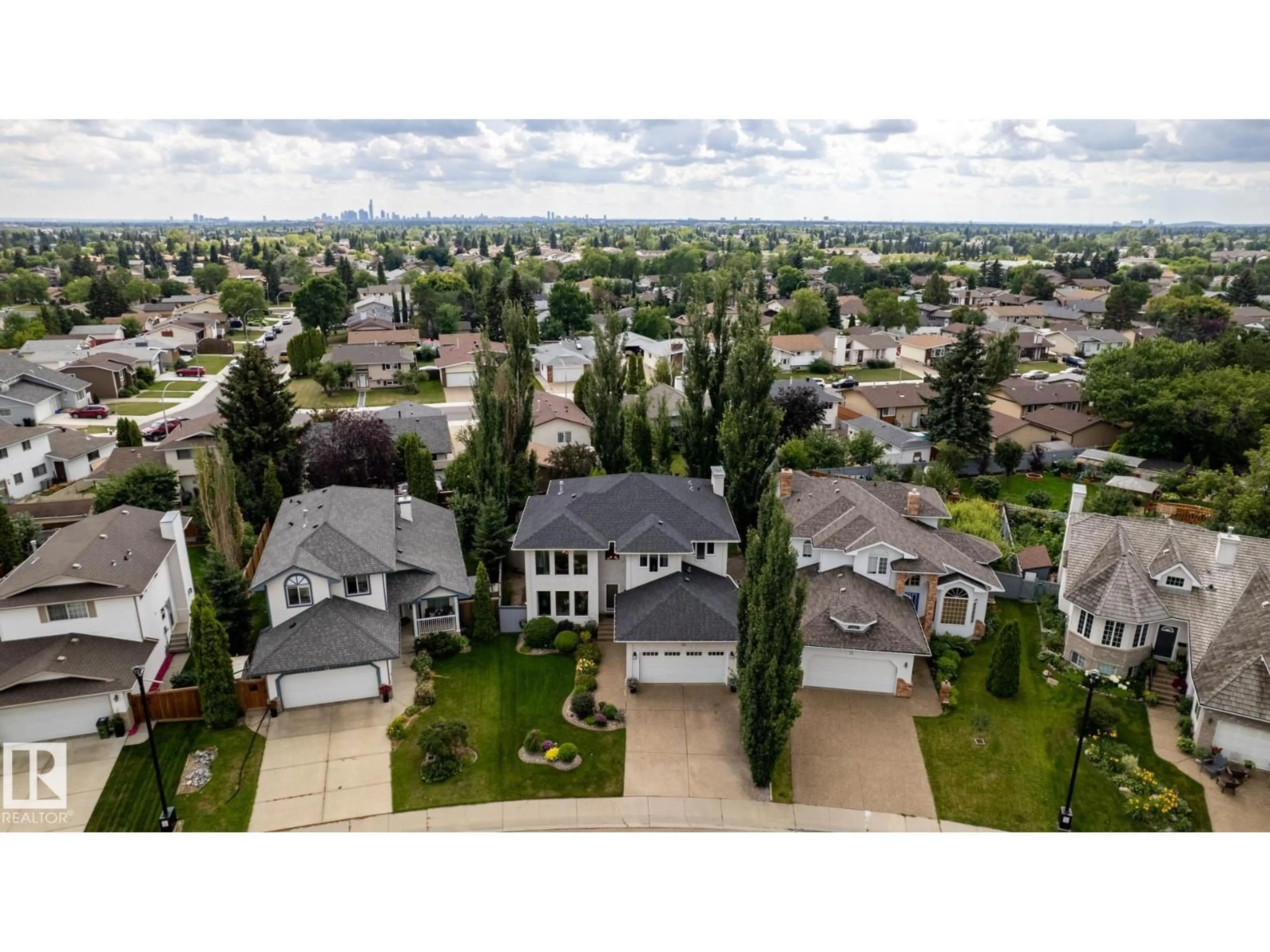 A pic from outside/outdoor area/front of a property/back of a property/a pic from drone, street for 15 ELSINORE PL, Edmonton Alberta T5X5W3