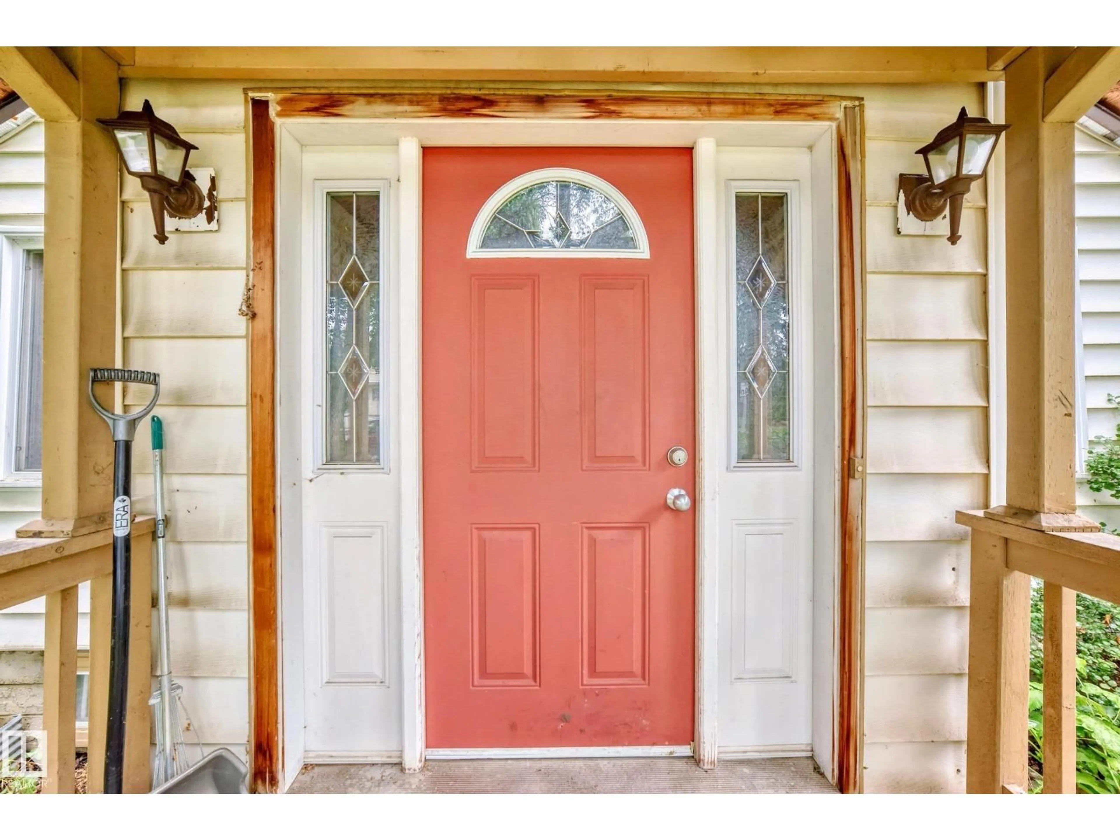 Indoor entryway for 8950 80 AV, Edmonton Alberta T6C0Y7