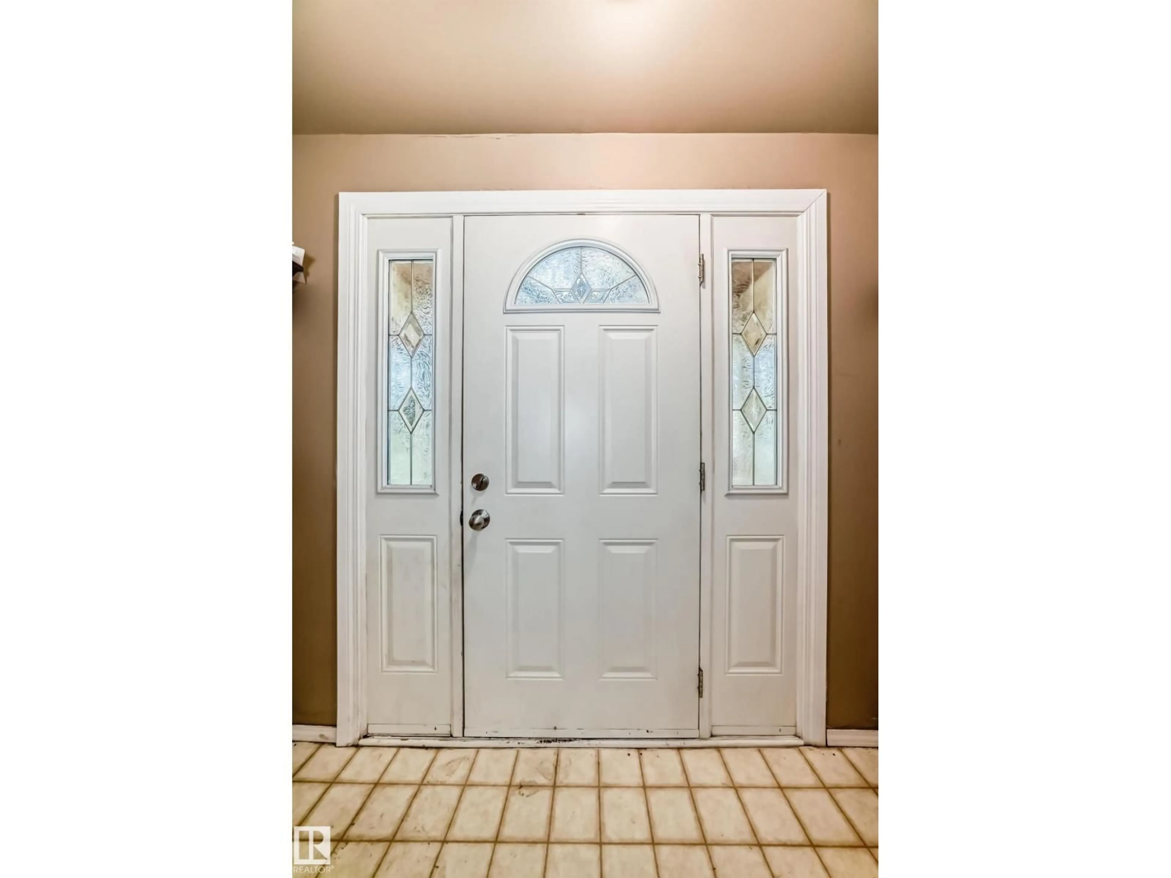 Indoor entryway for 8950 80 AV, Edmonton Alberta T6C0Y7
