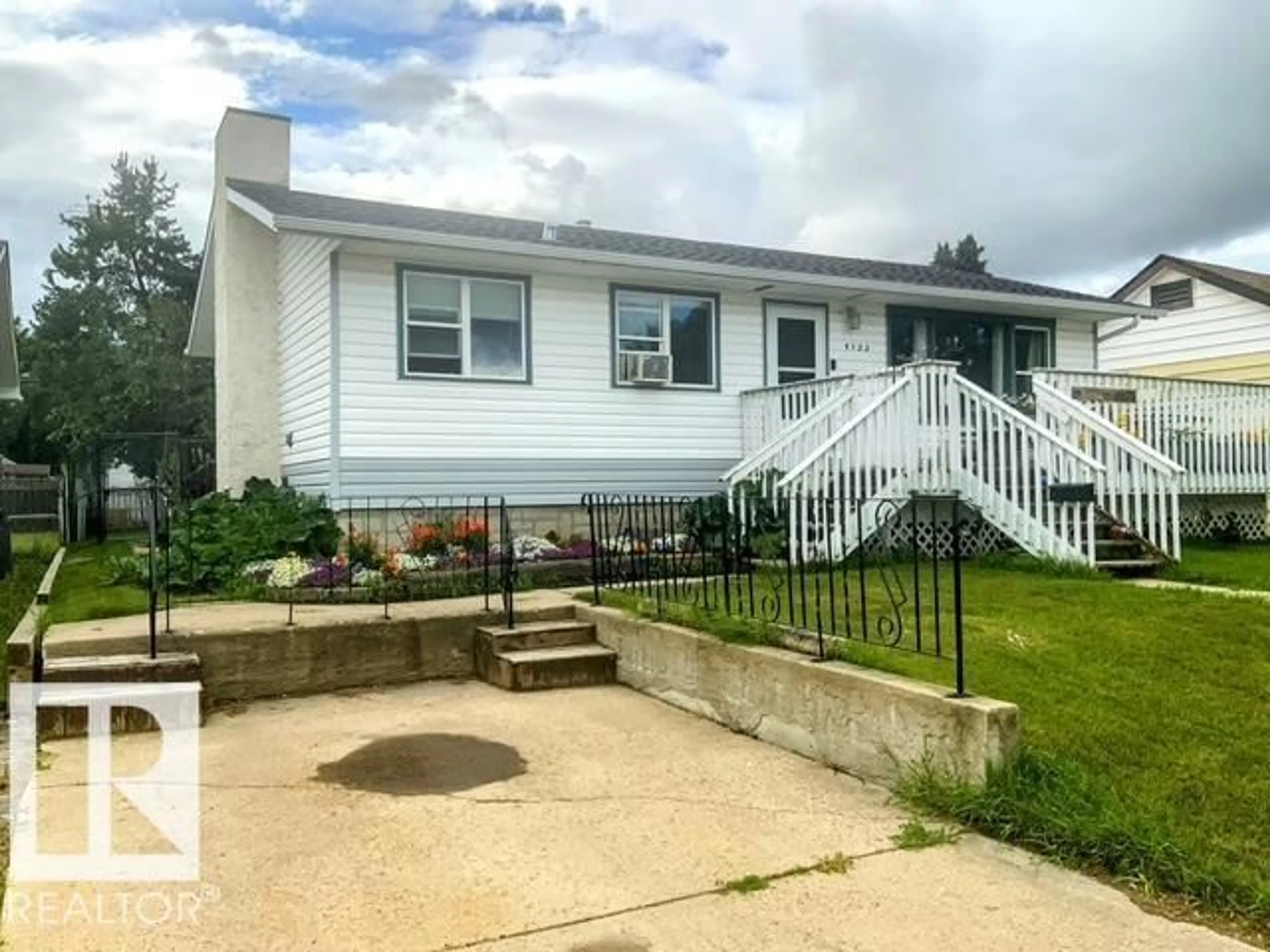 Home with vinyl exterior material, street for 4122 53 ST, Wetaskiwin Alberta T9A1P8