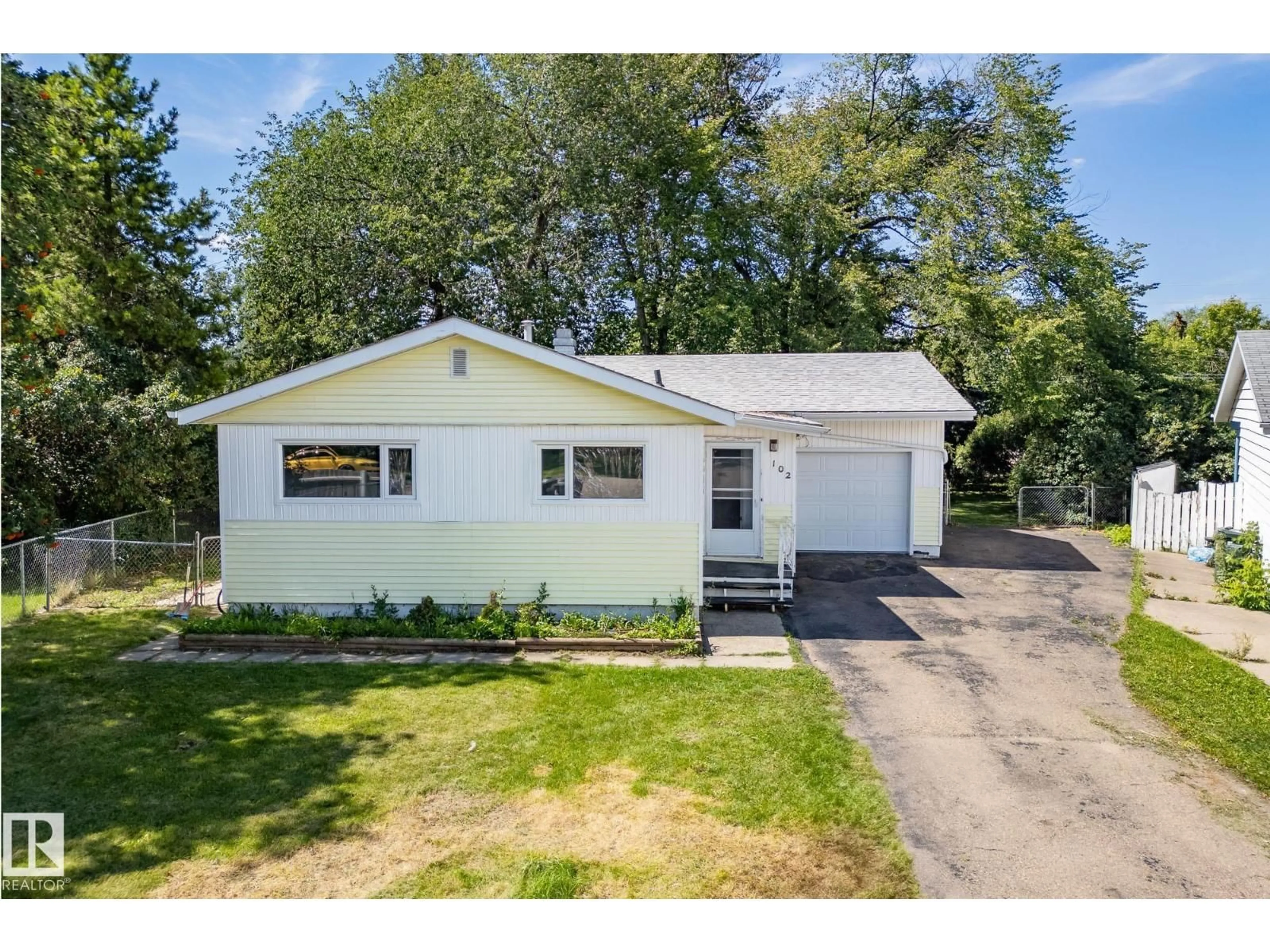 Home with vinyl exterior material, street for 102 MAPLE CO, Sherwood Park Alberta T8A1K8