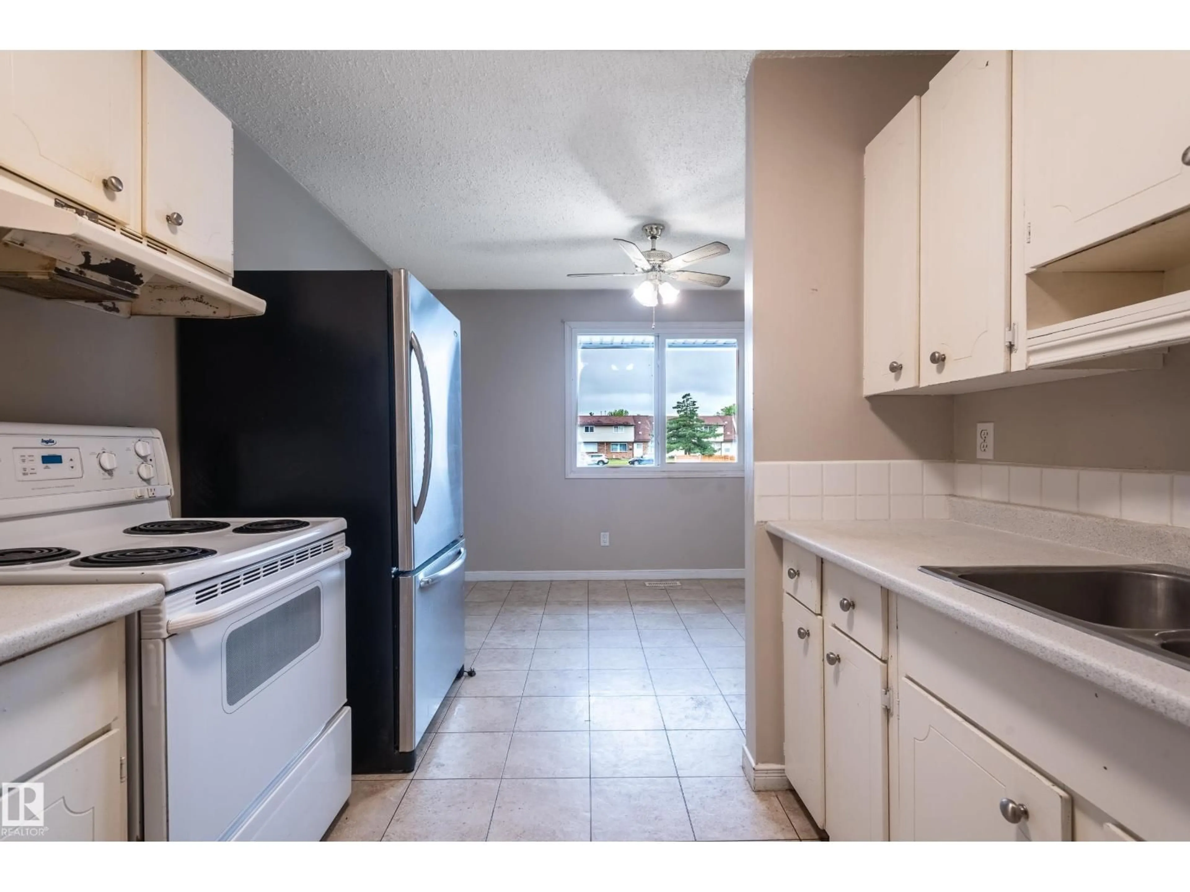 Standard kitchen, unknown for NW - 13341 47 ST, Edmonton Alberta T5A1L8