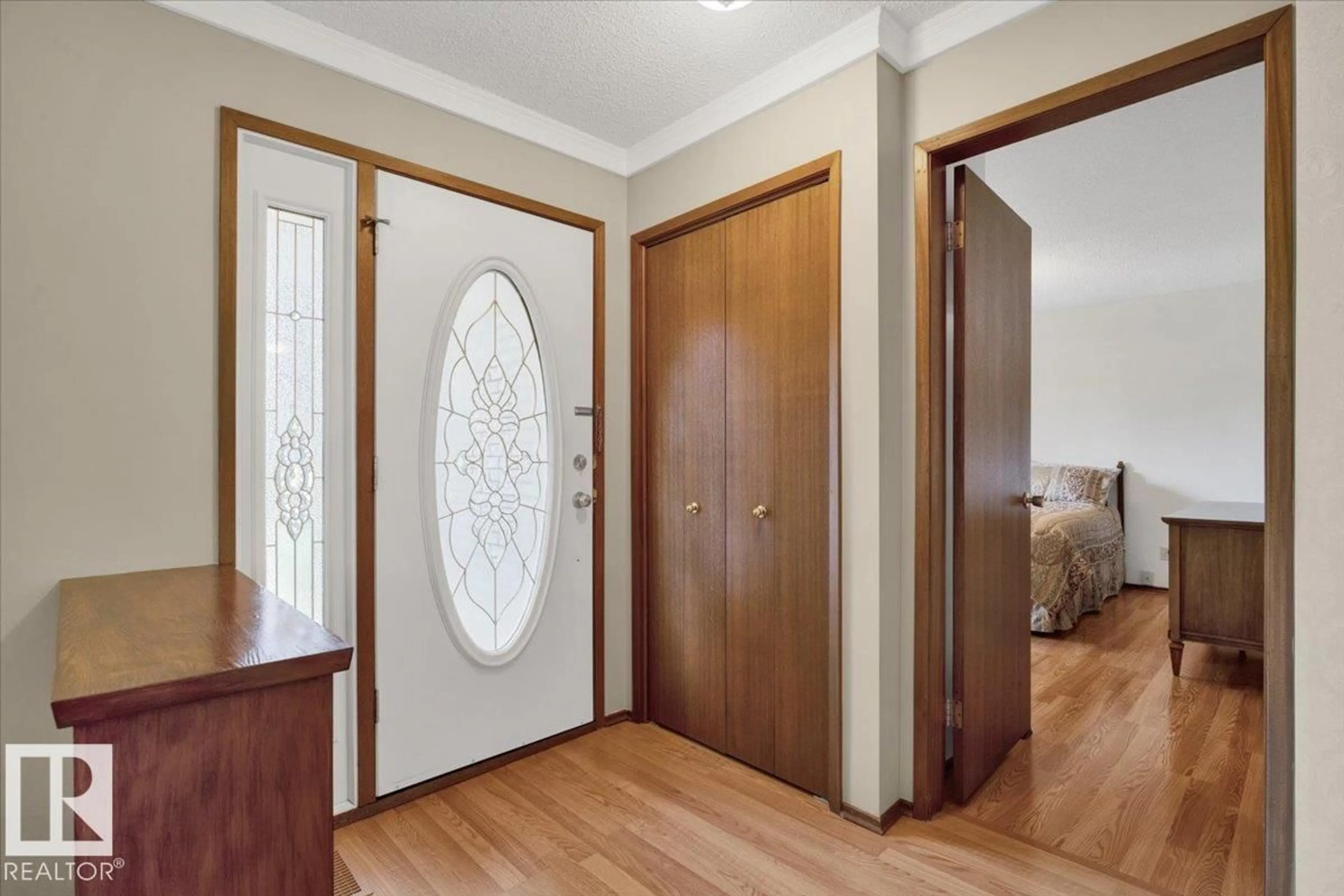Indoor entryway for 10912 40A AV, Edmonton Alberta T6J0S9