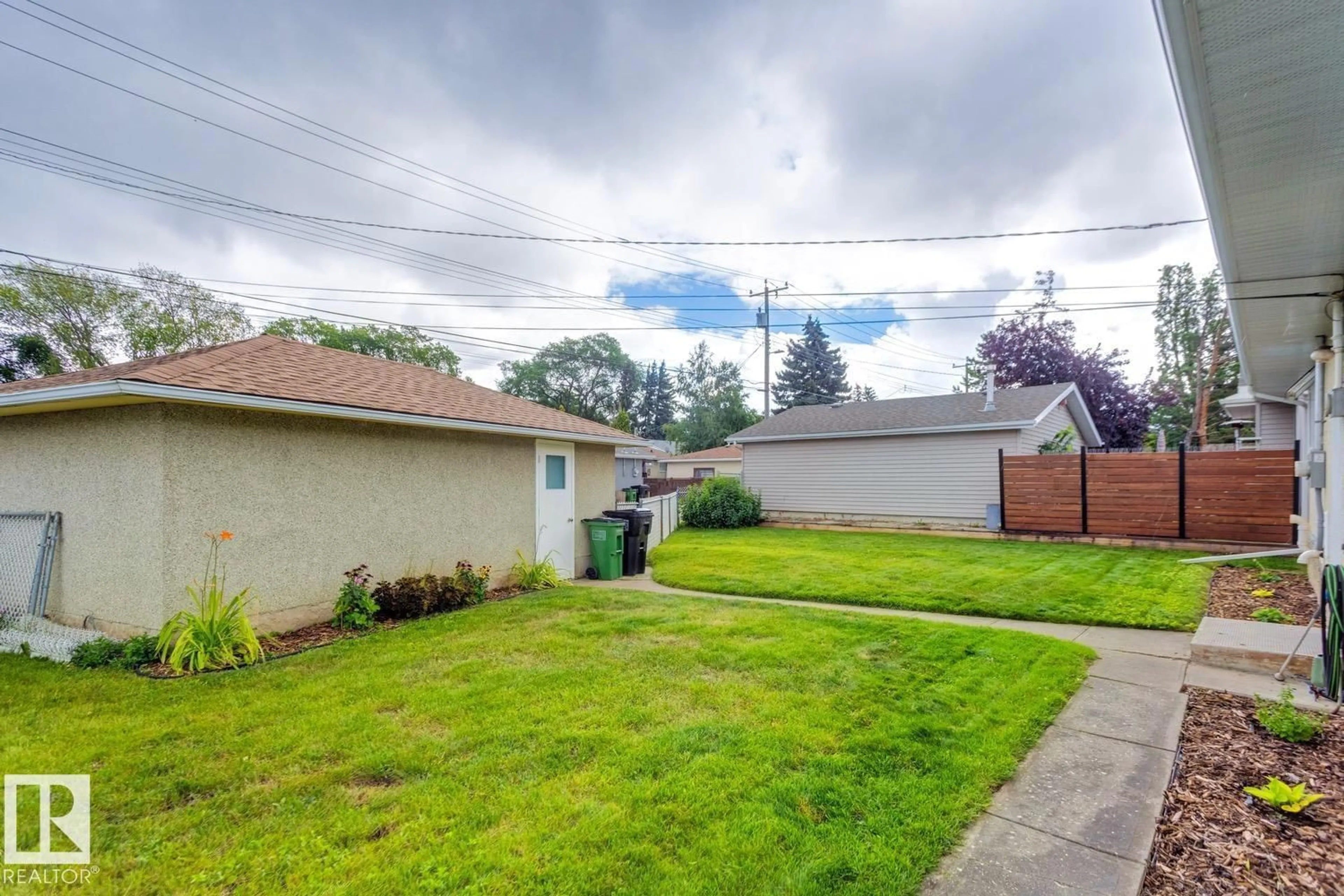 A pic from outside/outdoor area/front of a property/back of a property/a pic from drone, street for 10527 52 ST NW, Edmonton Alberta T6A2G7
