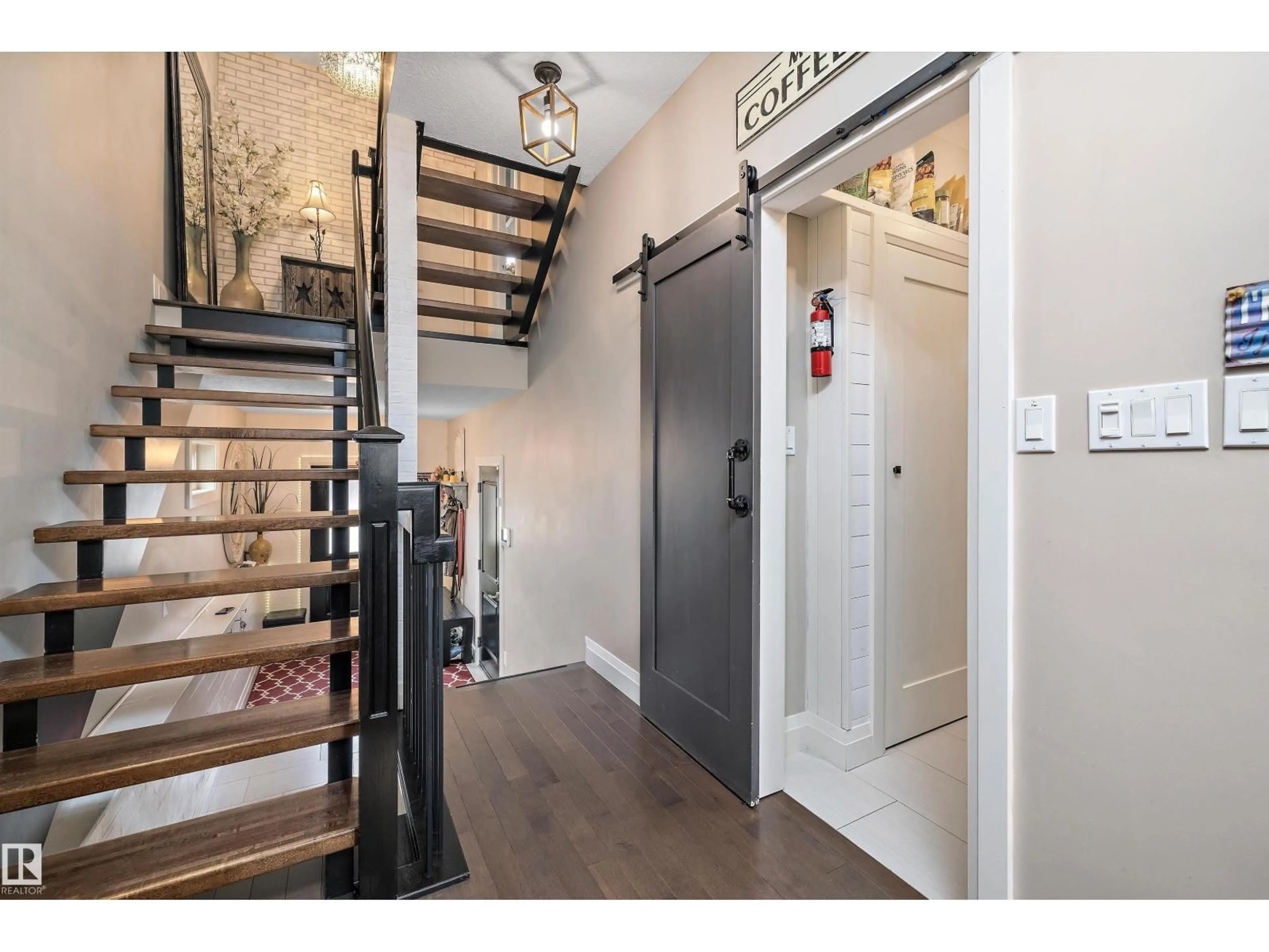 Indoor entryway for 51 GREENBURY CR, Spruce Grove Alberta T7X0L9