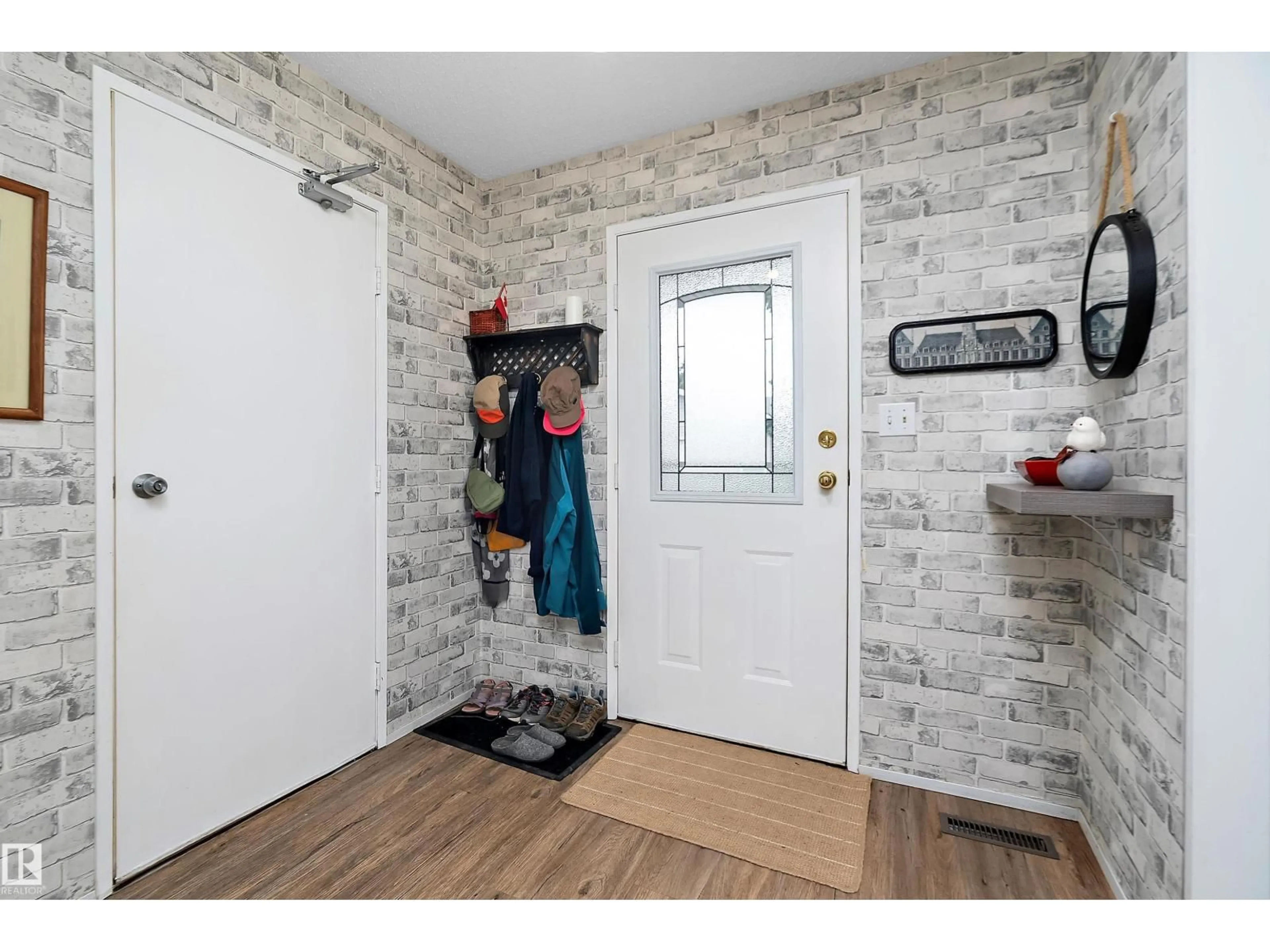 Indoor entryway for 10646 29 AV, Edmonton Alberta T6J4H6
