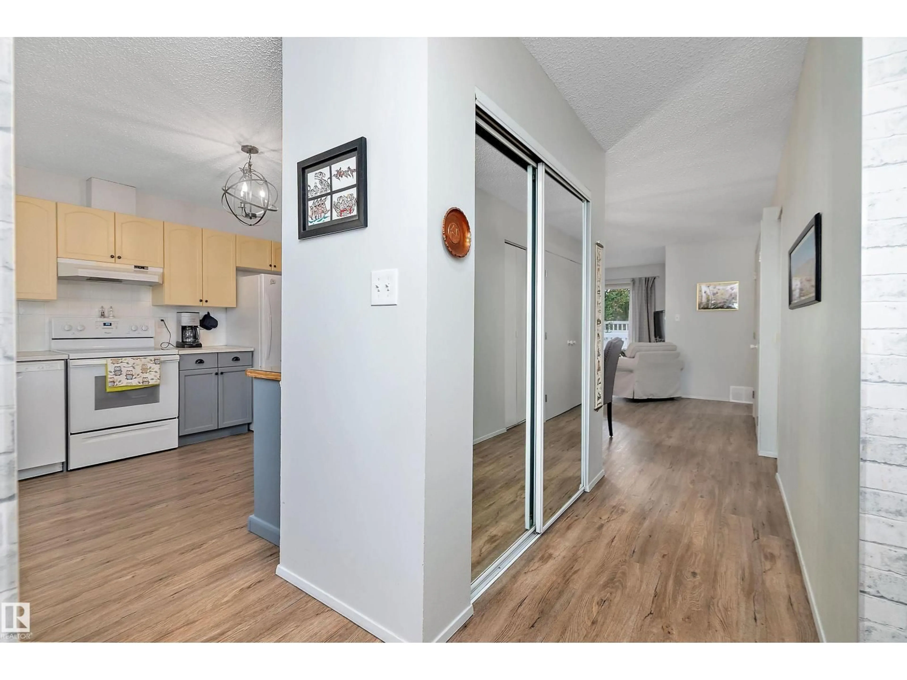 Indoor entryway for 10646 29 AV, Edmonton Alberta T6J4H6