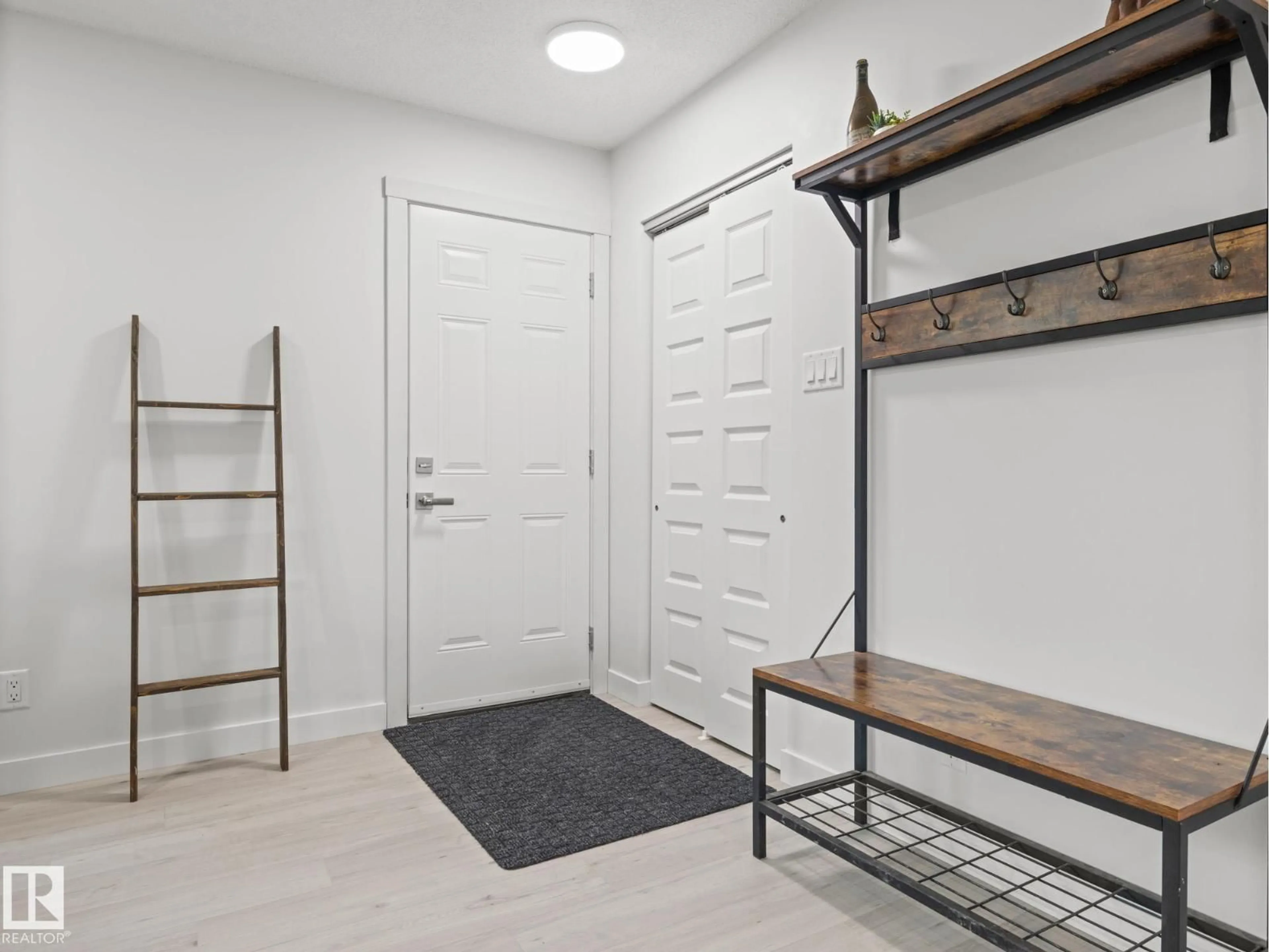 Indoor entryway for 16423 80 AV, Edmonton Alberta T5R3M8