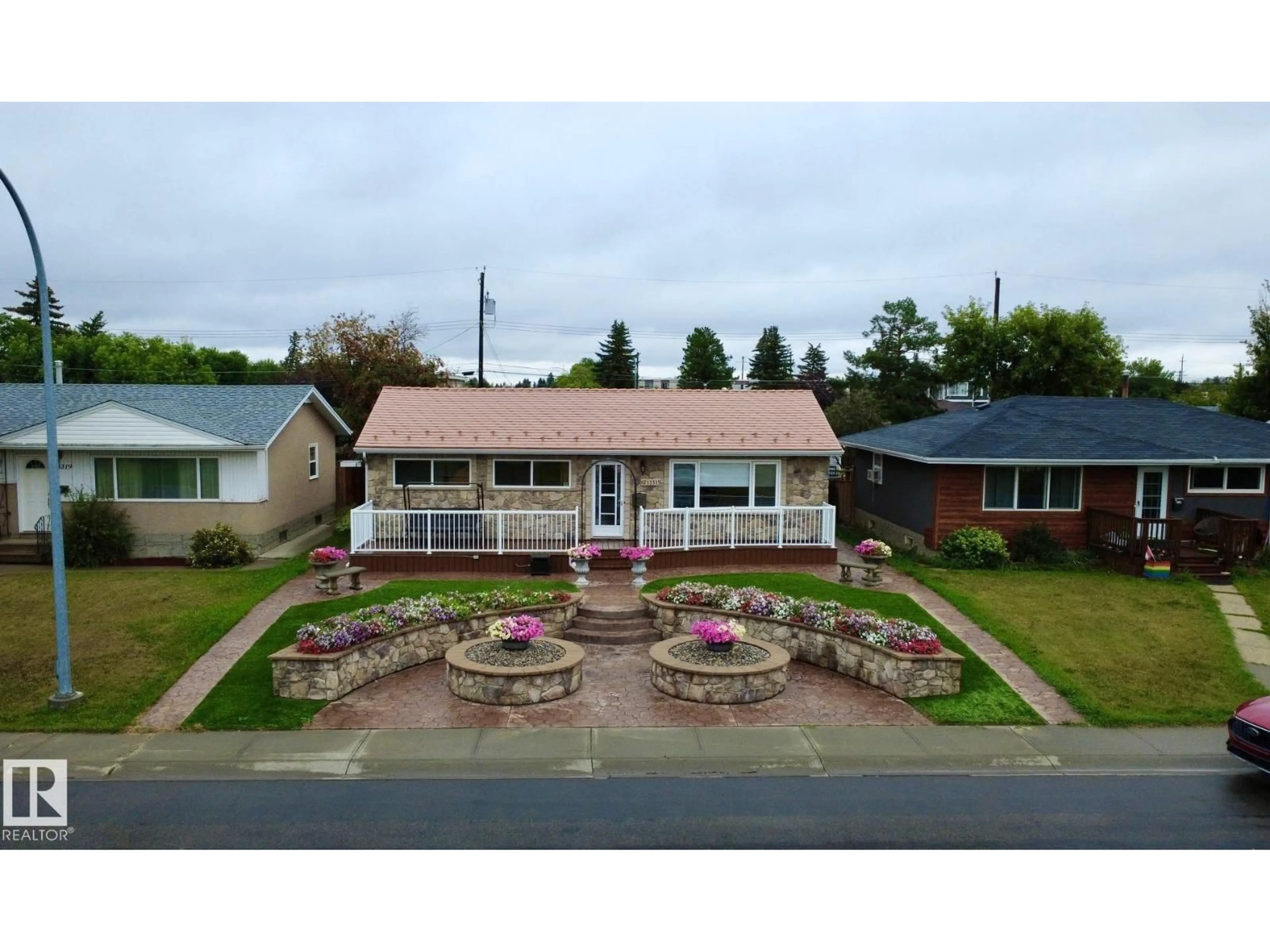 A pic from outside/outdoor area/front of a property/back of a property/a pic from drone, street for 13315 129 ST, Edmonton Alberta T5L1J9