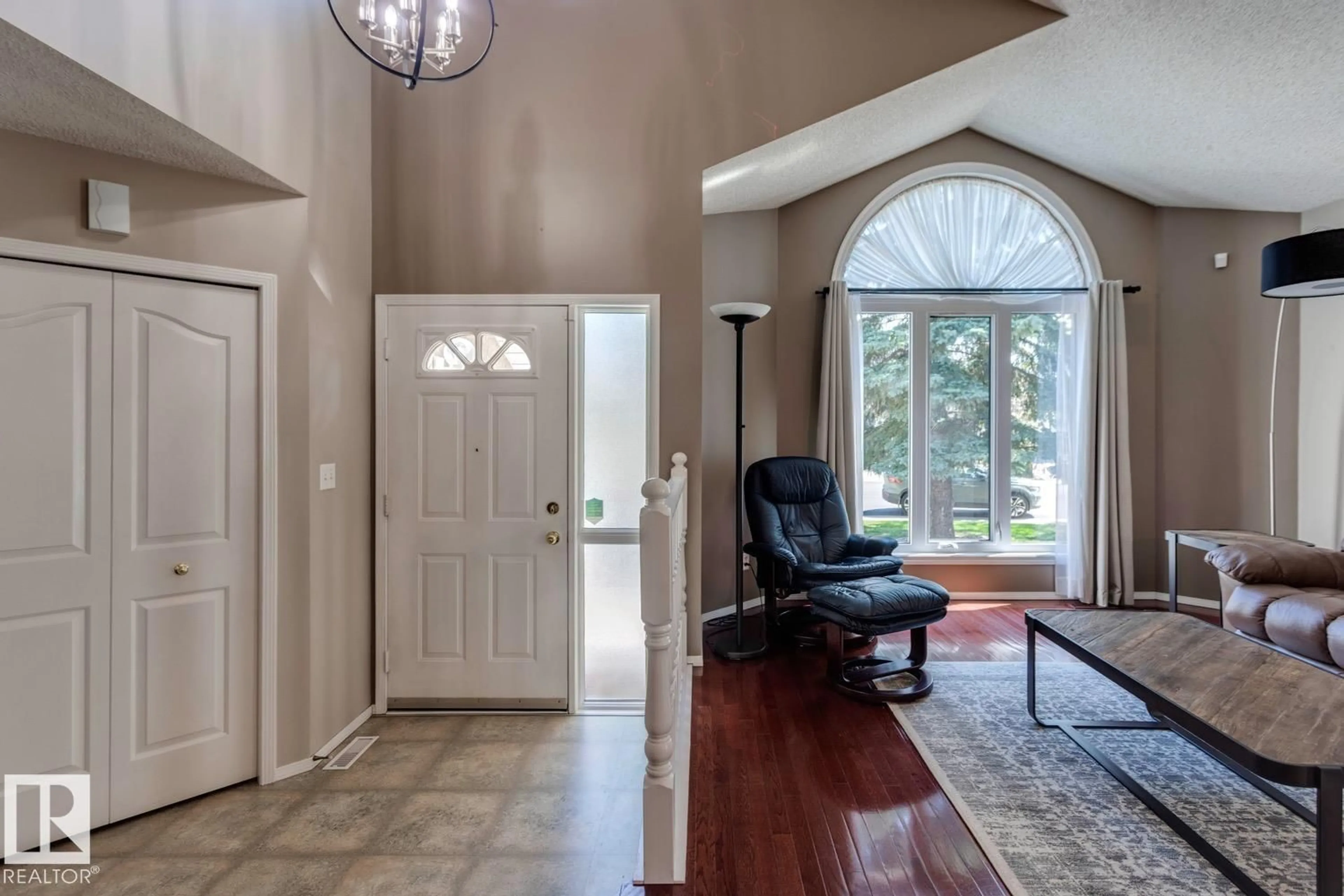 Indoor entryway for NW - 139 ORMSBY E, Edmonton Alberta T5T5T4