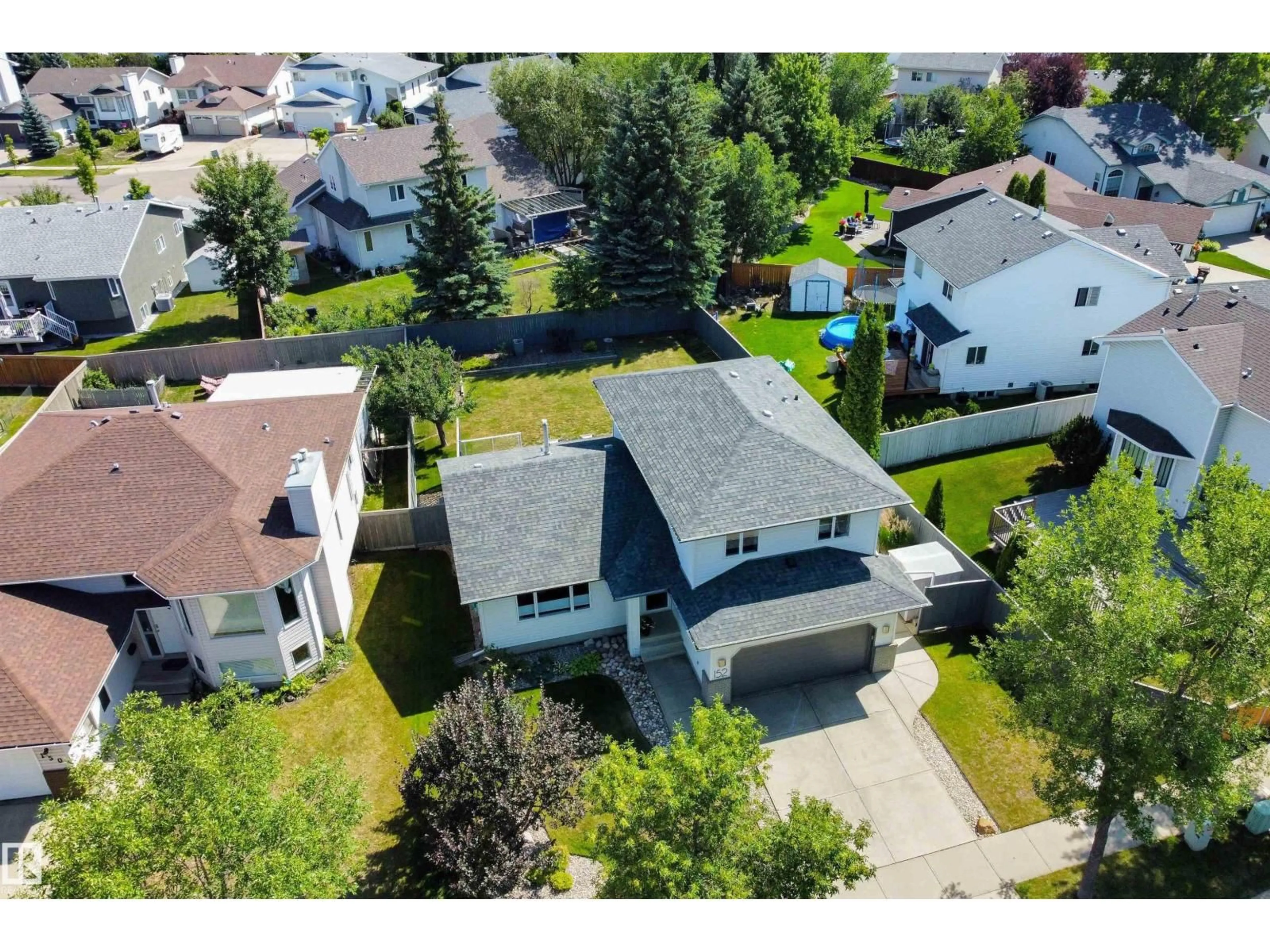 A pic from outside/outdoor area/front of a property/back of a property/a pic from drone, street for 152 HERITAGE DR, St. Albert Alberta T8N6B5