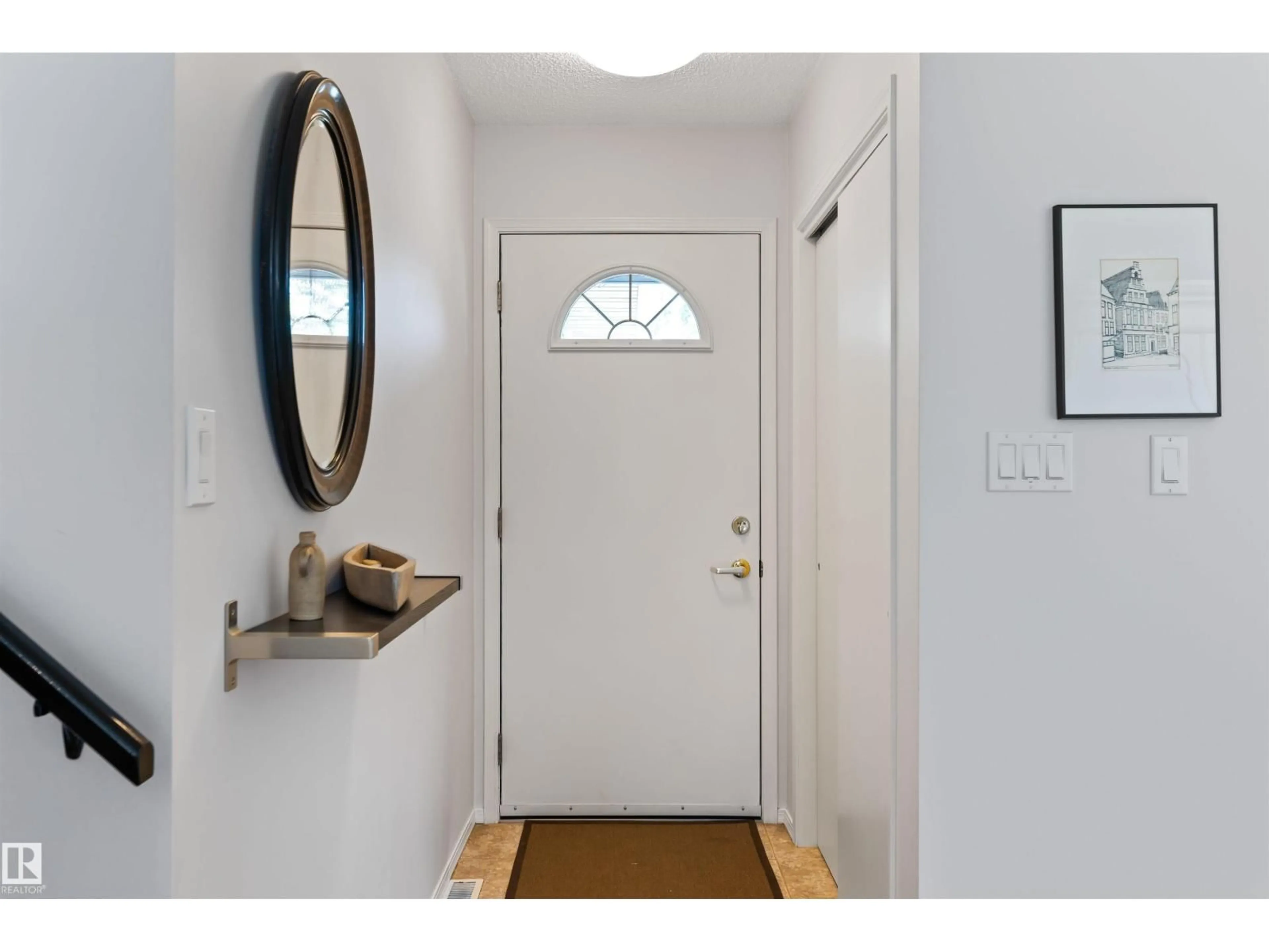 Indoor entryway for 152 HERITAGE DR, St. Albert Alberta T8N6B5