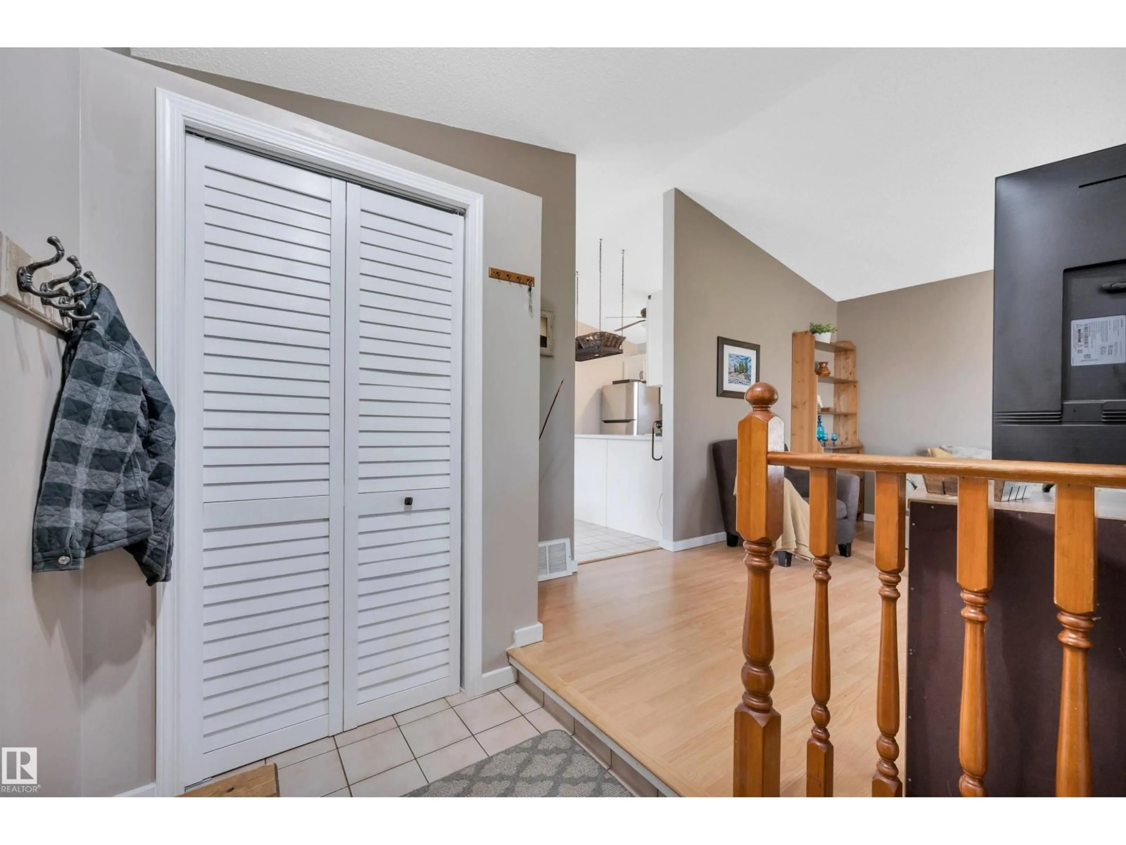 Indoor entryway for 3507 41 AV, Edmonton Alberta T6L5S5