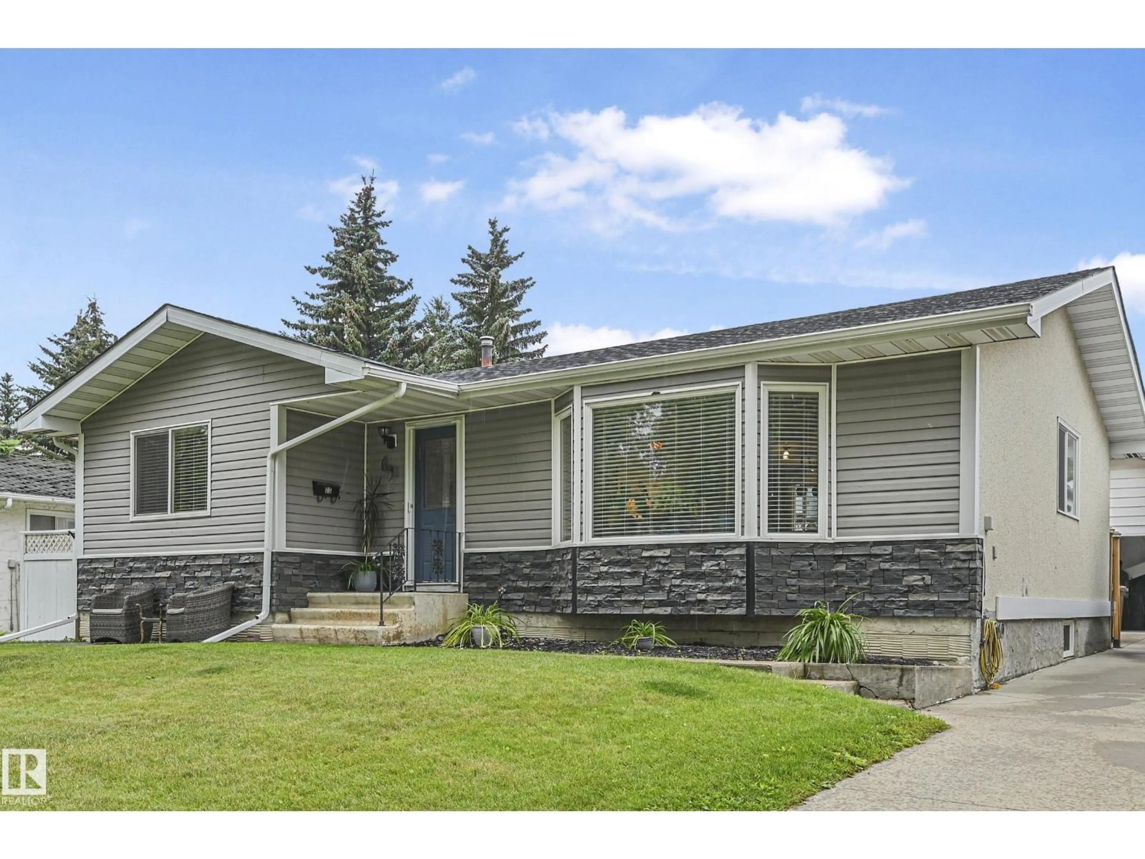 Home with vinyl exterior material, street for 69 LAMBERT CR, St. Albert Alberta T8N1M3