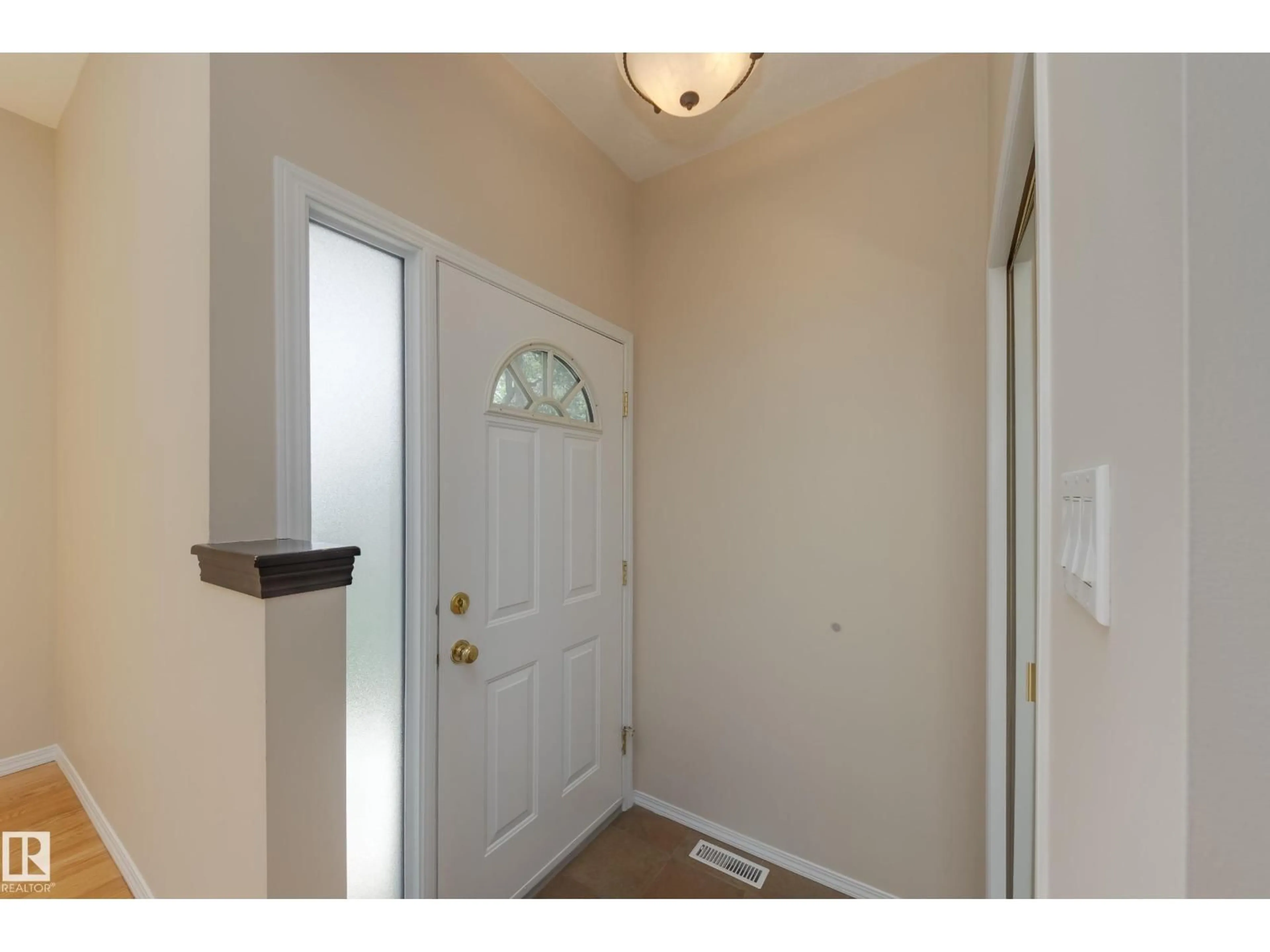 Indoor entryway for 8536 75 AV, Edmonton Alberta T6C0H1