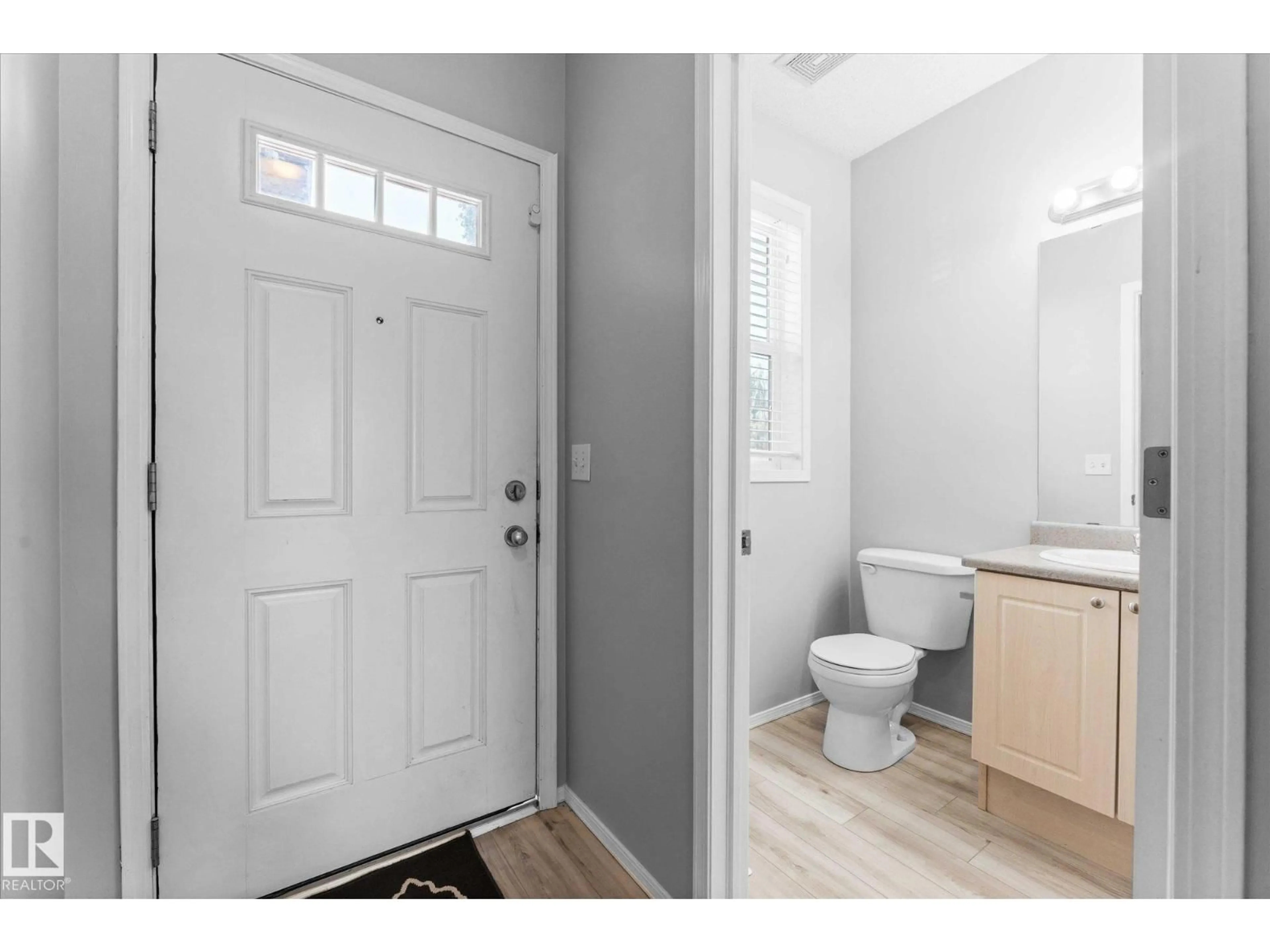 Indoor entryway for 32 NEVIS CL, St. Albert Alberta T8N0R7