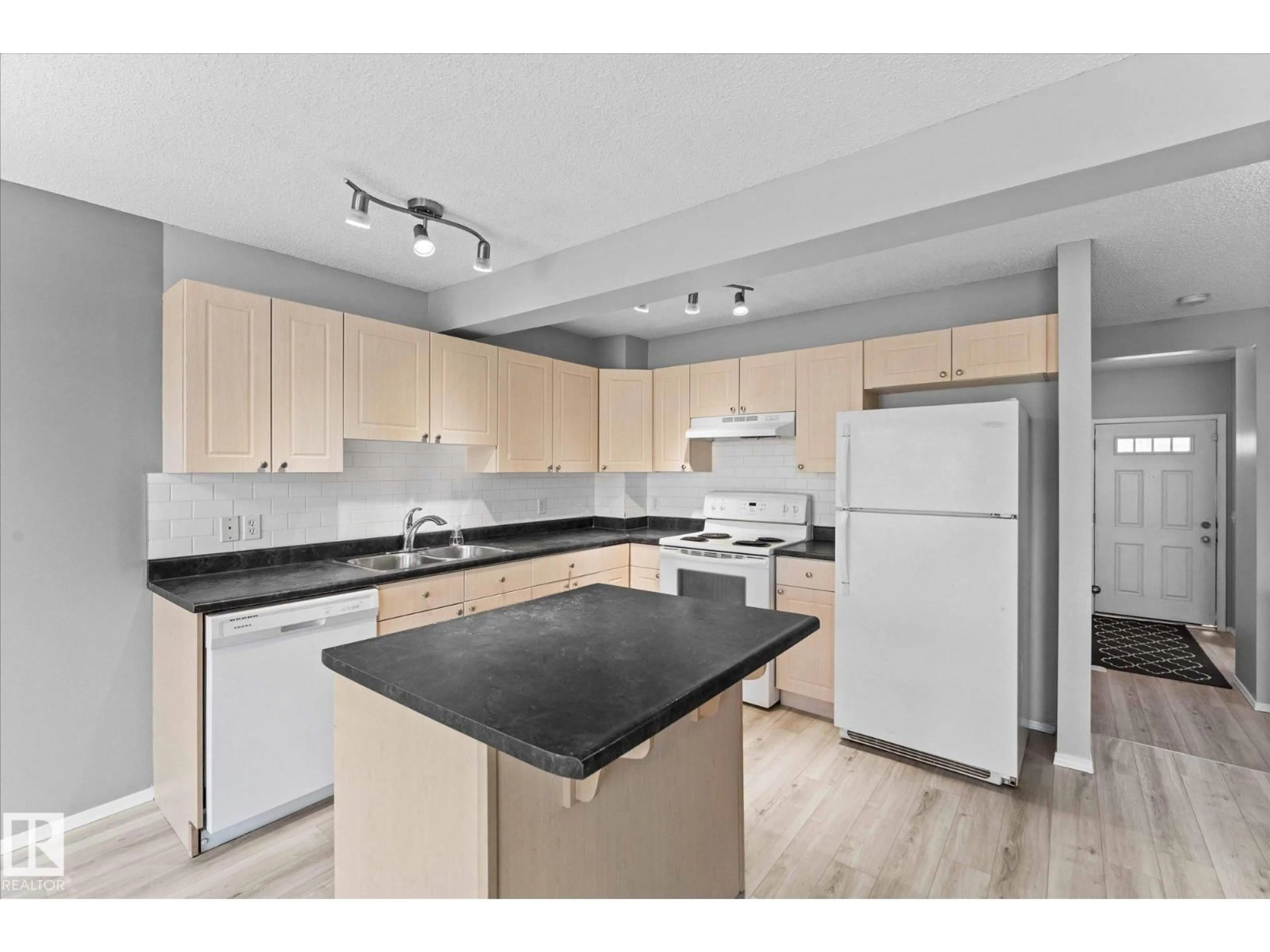 Standard kitchen, unknown for 32 NEVIS CL, St. Albert Alberta T8N0R7