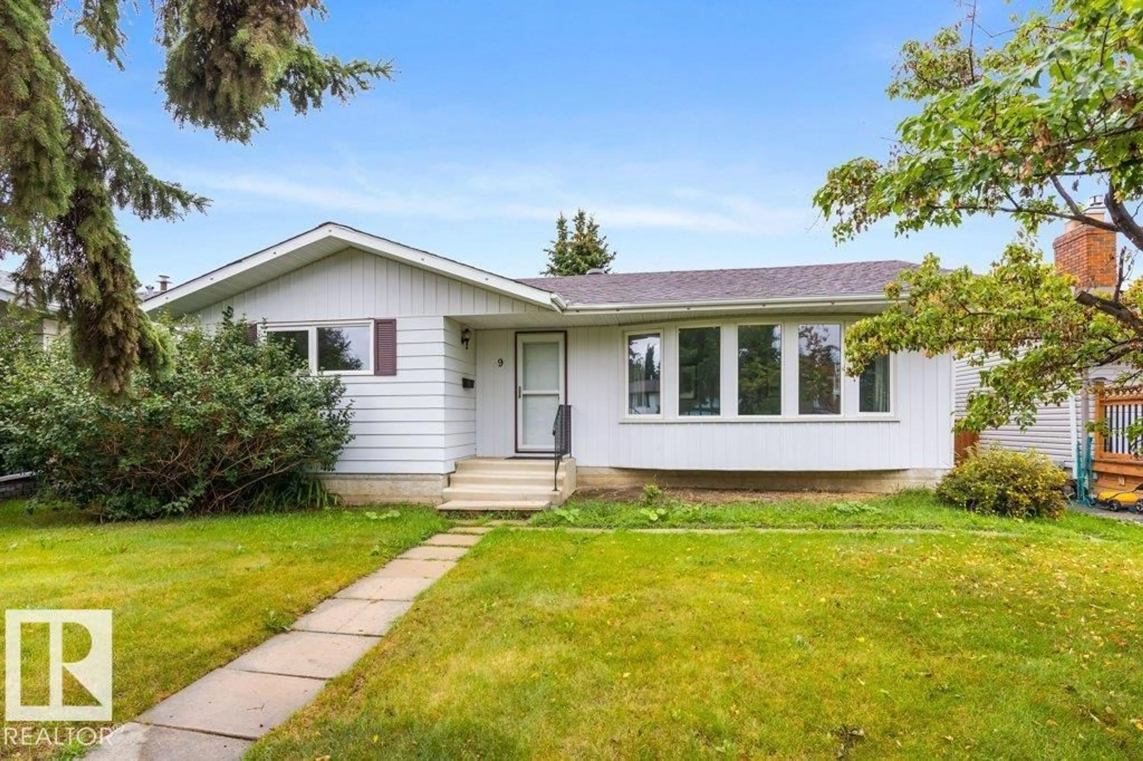 Home with vinyl exterior material, street for 9 BURLINGTON AV, Spruce Grove Alberta T7X1C9