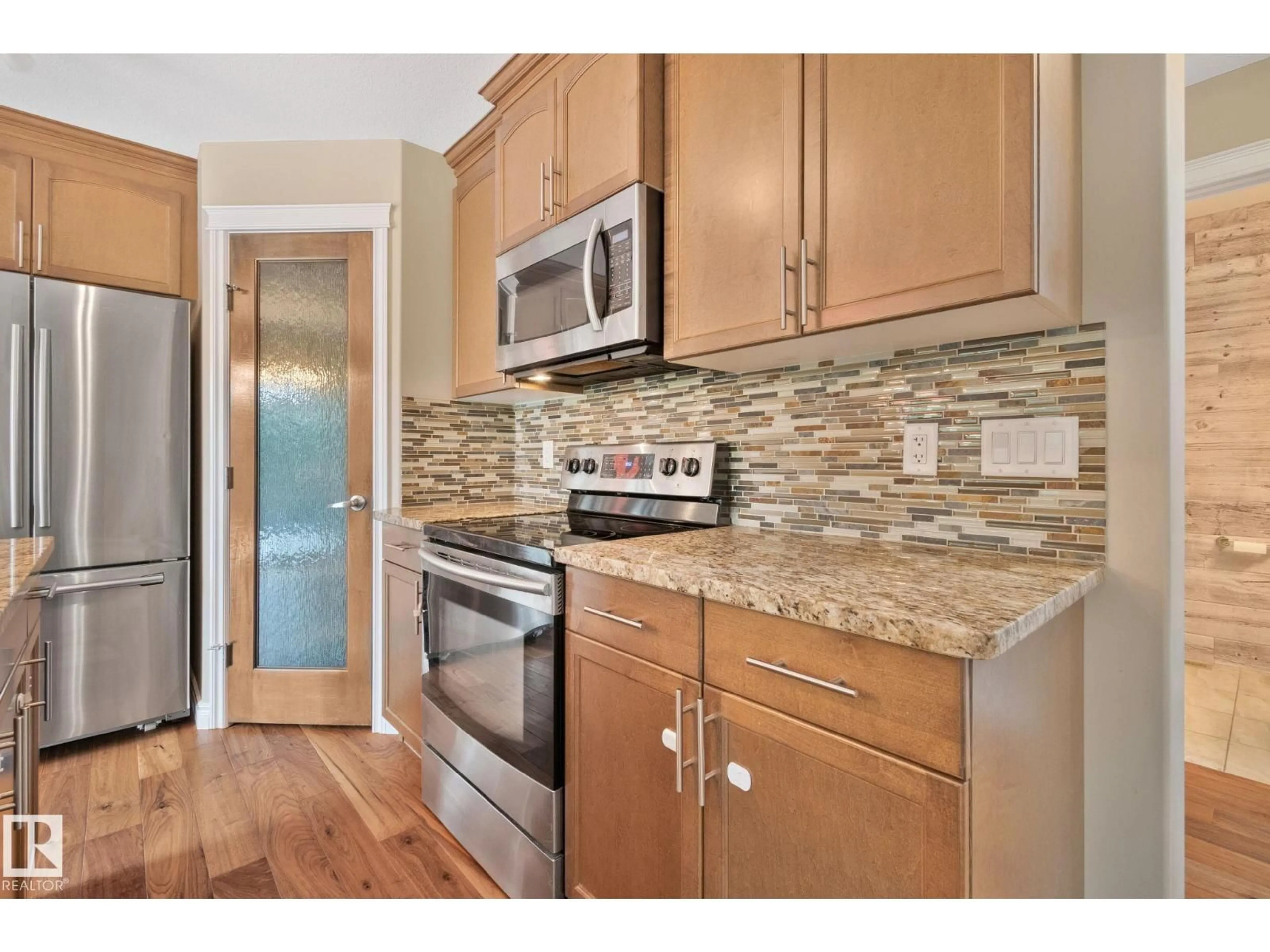 Standard kitchen, wood/laminate floor for 21248 96 AV, Edmonton Alberta T5T5X8