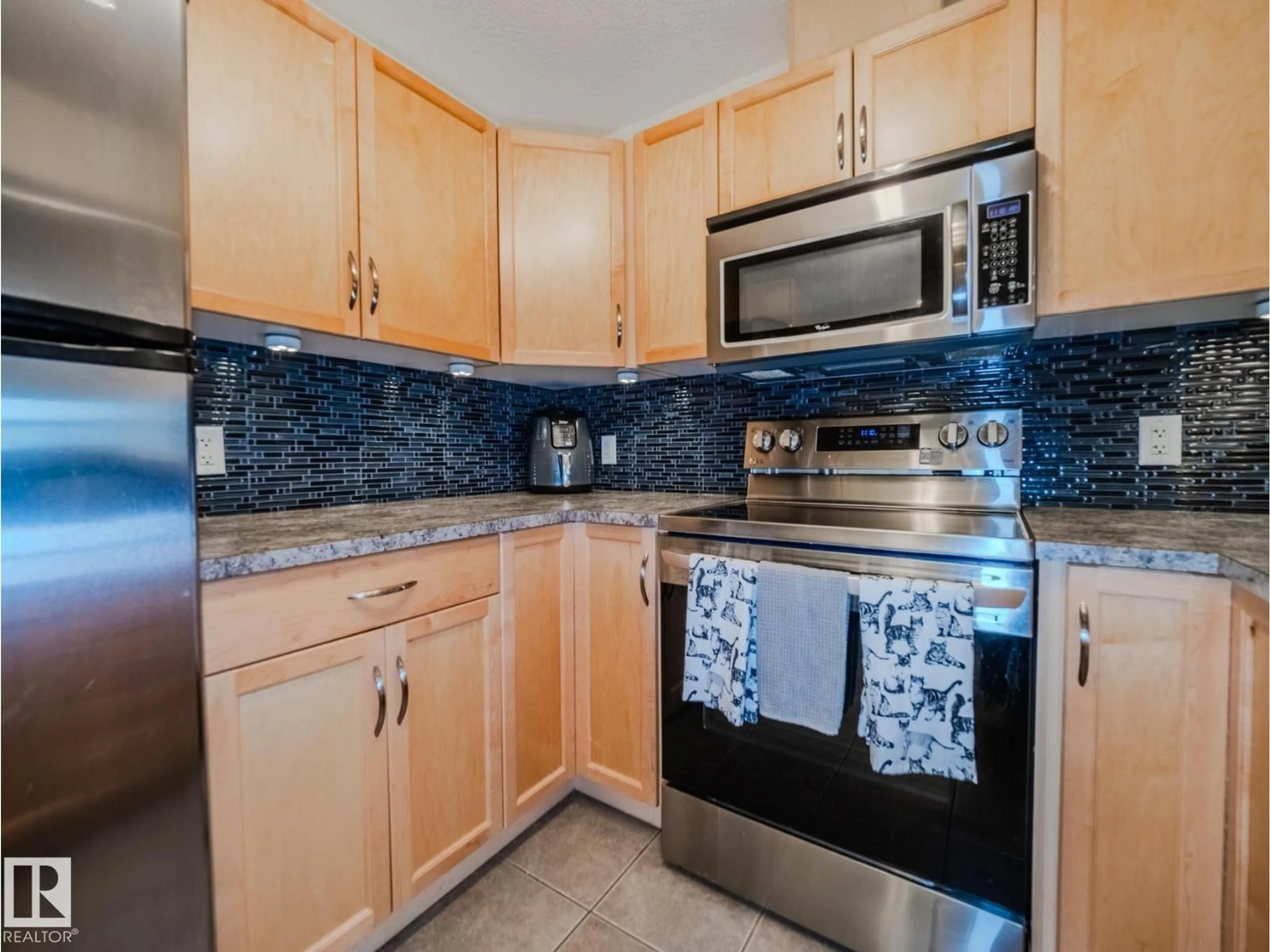 Standard kitchen, ceramic/tile floor for 431 - 11603 ELLERSLIE RD, Edmonton Alberta T6W0J3