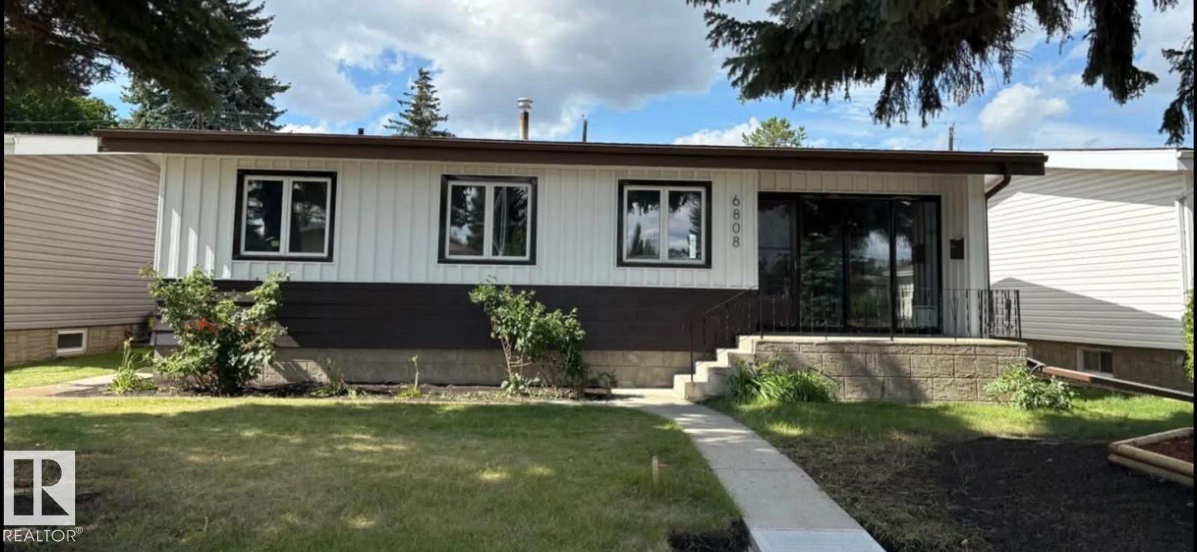 Home with vinyl exterior material, street for 6808 95 AV NW, Edmonton Alberta T6B1A8