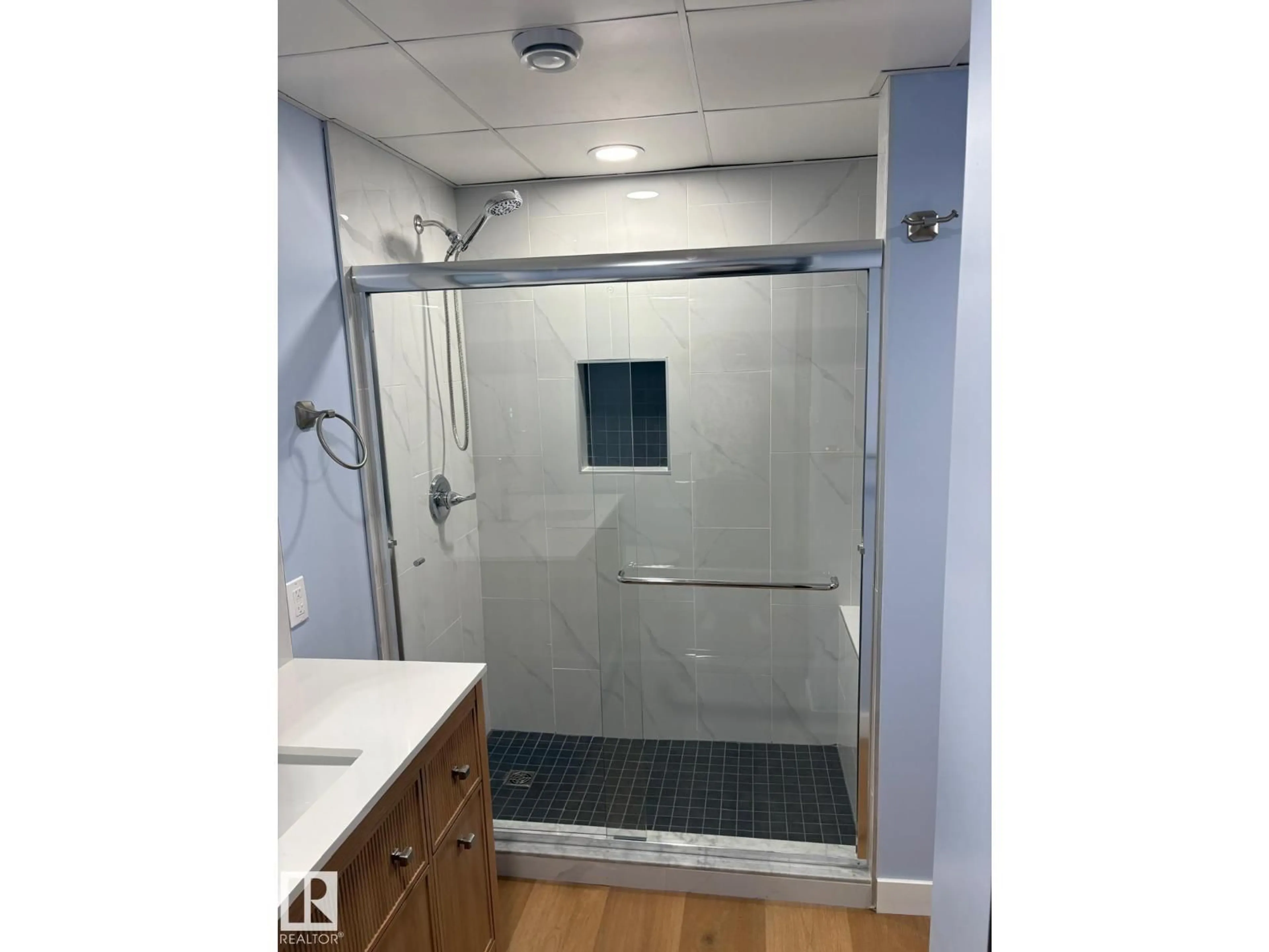 Standard bathroom, unknown for 6808 95 AV NW, Edmonton Alberta T6B1A8