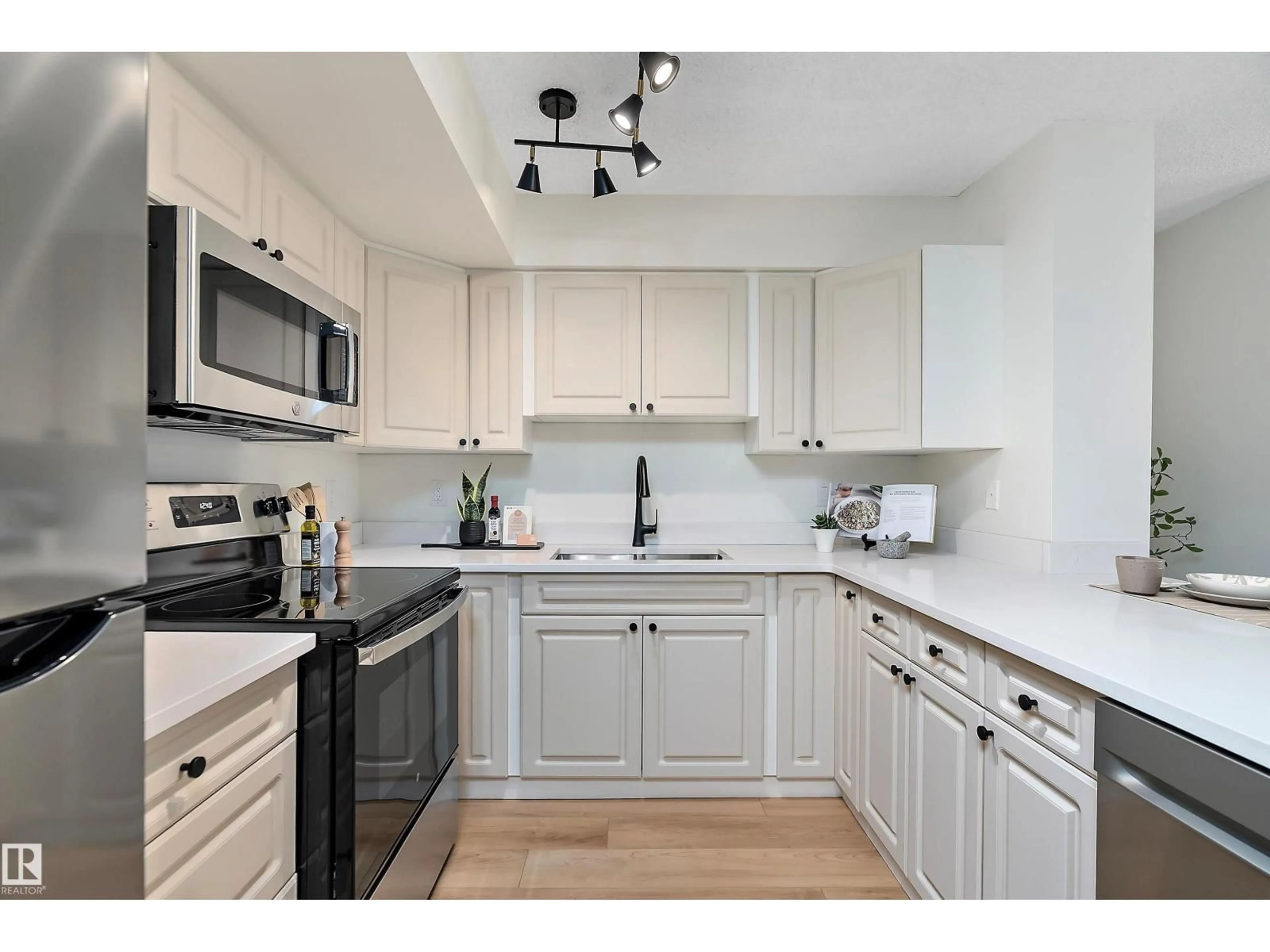 Standard kitchen, ceramic/tile floor for 10909 - 1202 103 AV NW, Edmonton Alberta T5K2W7
