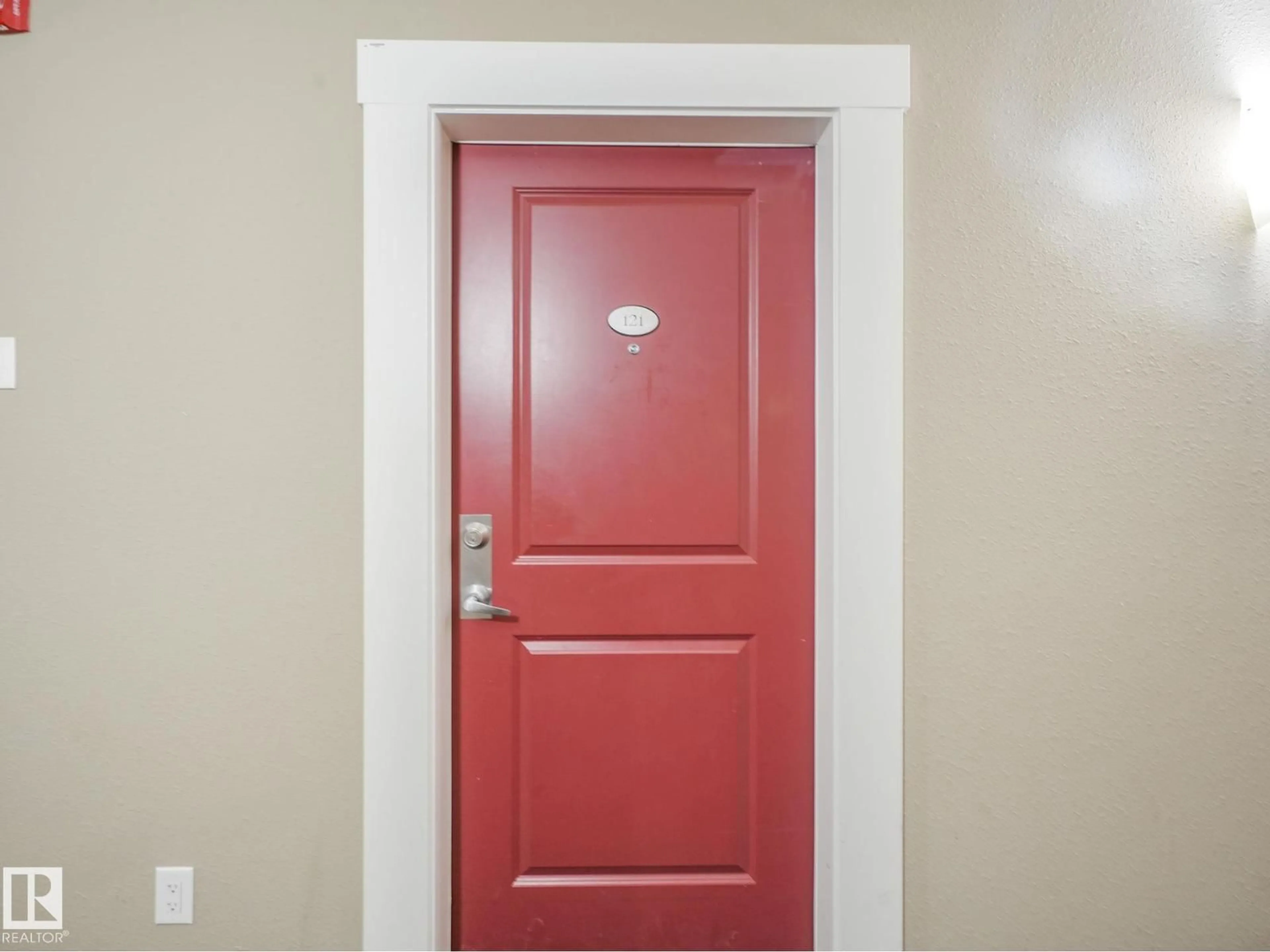 Indoor entryway for #121 - 5515 7 AV, Edmonton Alberta T6X2A8