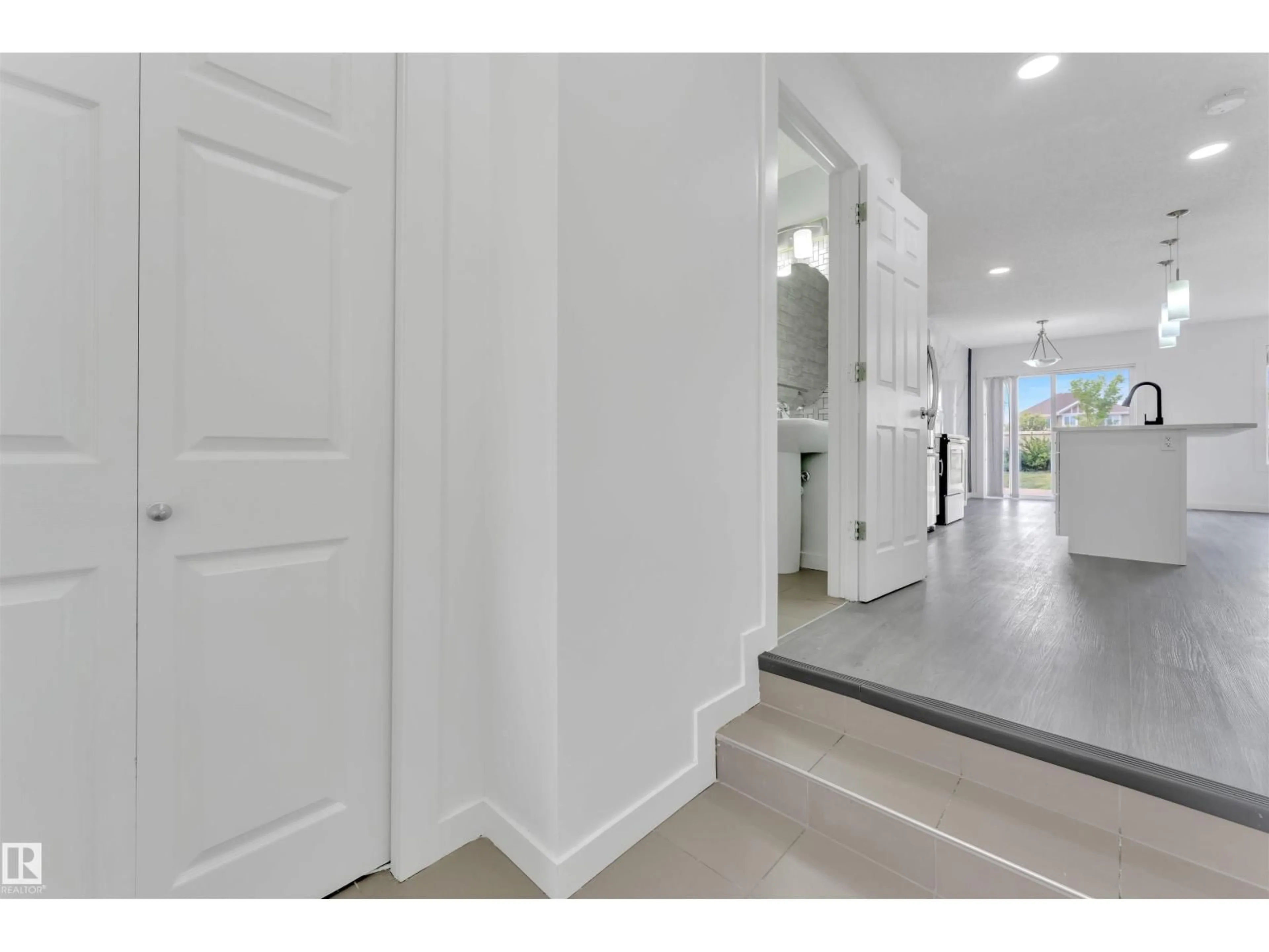 Indoor entryway for 5405 CRABAPPLE LO, Edmonton Alberta T6X1S5