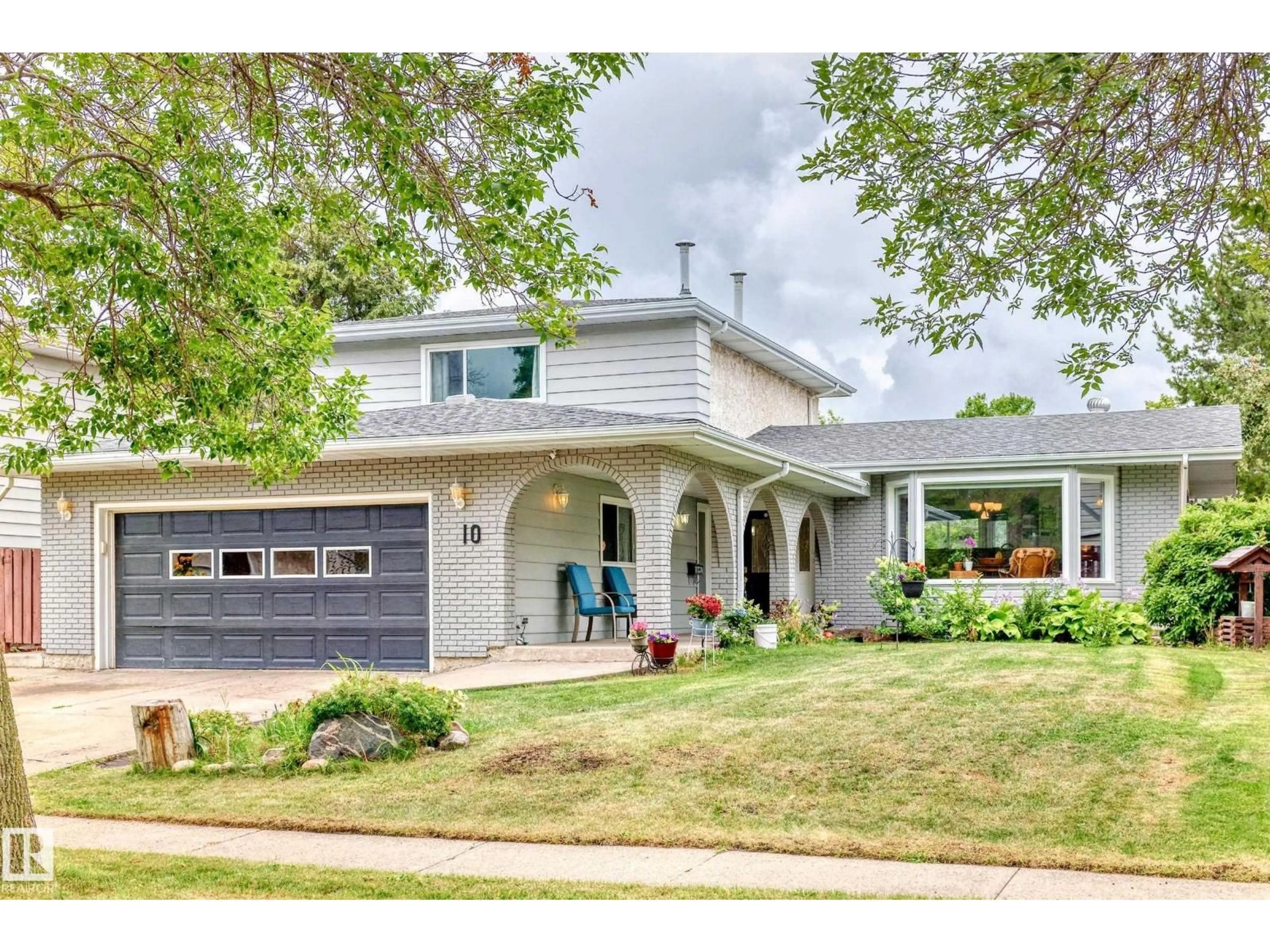 Home with vinyl exterior material, street for 10 ABBEY CR, St. Albert Alberta T8N2X2