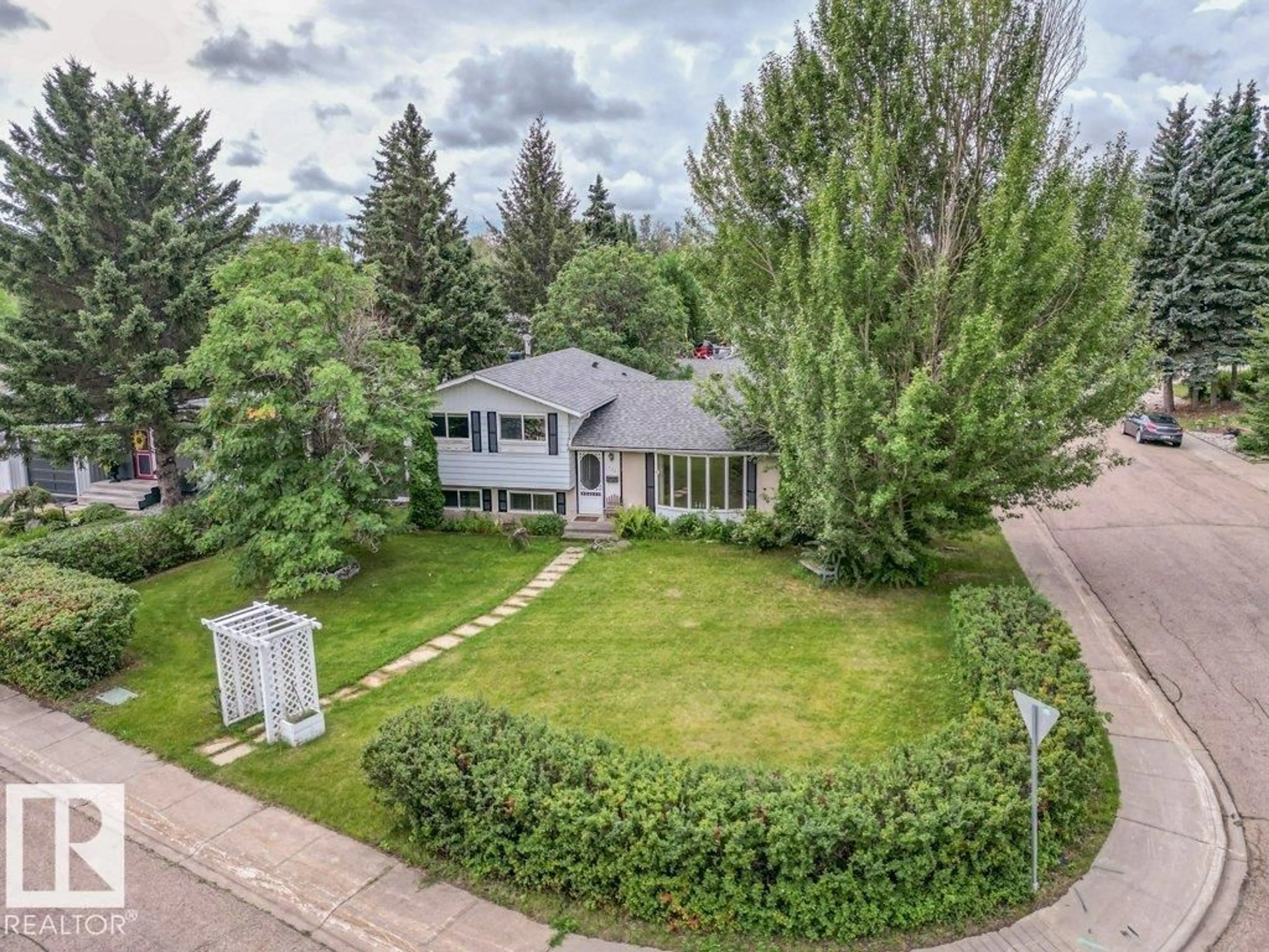 A pic from outside/outdoor area/front of a property/back of a property/a pic from drone, street for 122 GREENGROVE AV, Sherwood Park Alberta T8A3C6