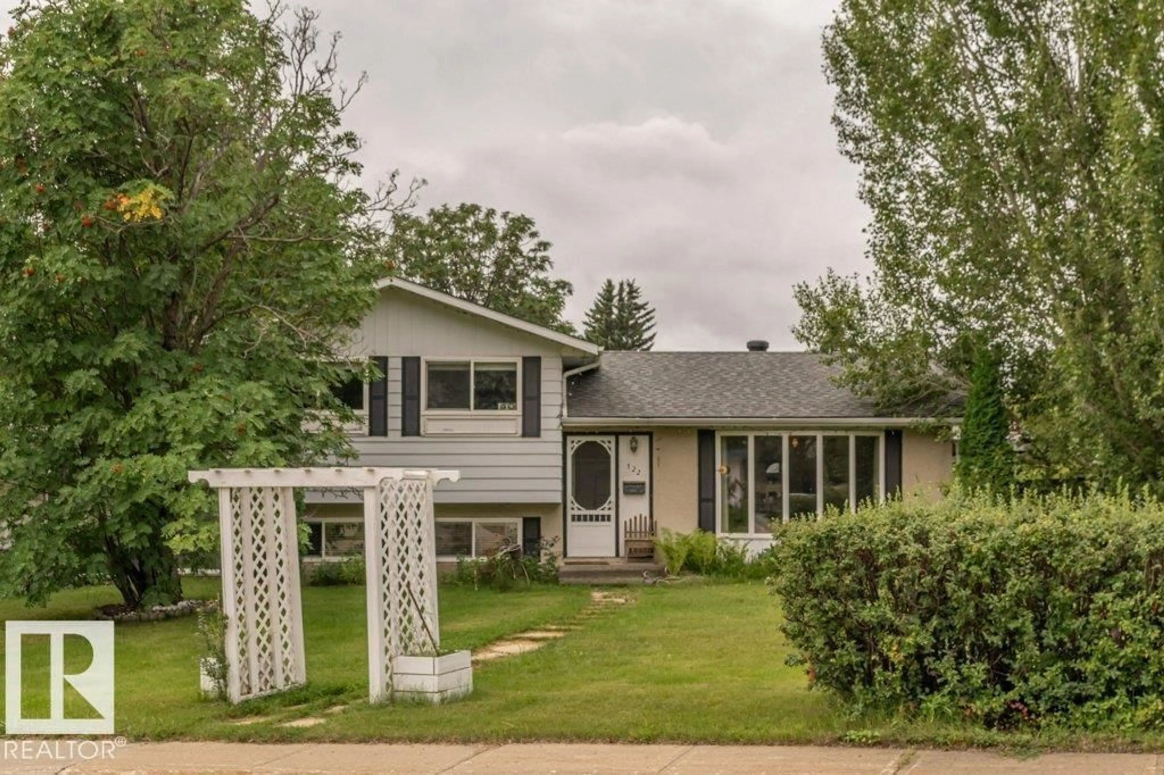 Home with vinyl exterior material, street for 122 GREENGROVE AV, Sherwood Park Alberta T8A3C6