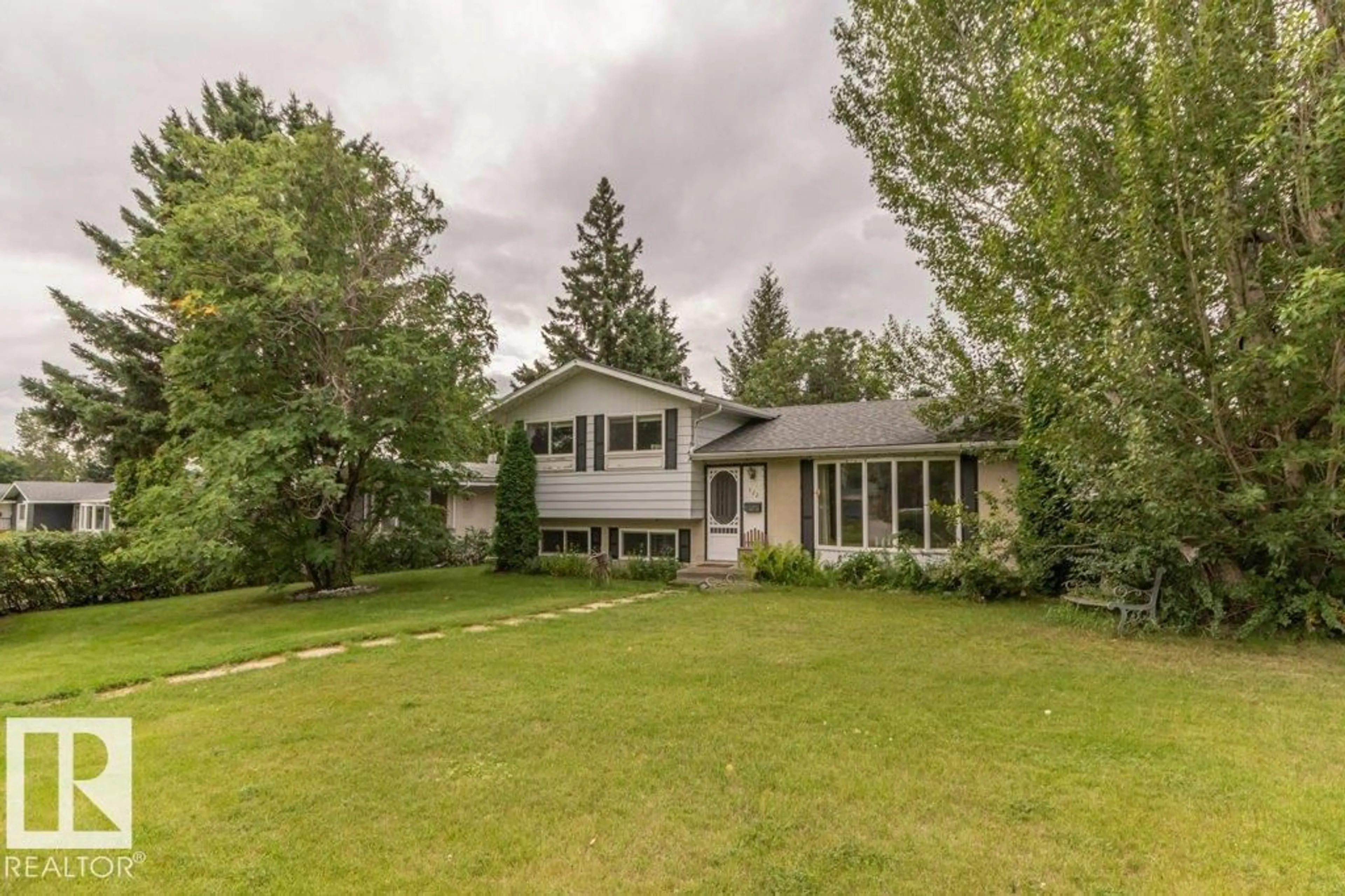 A pic from outside/outdoor area/front of a property/back of a property/a pic from drone, unknown for 122 GREENGROVE AV, Sherwood Park Alberta T8A3C6
