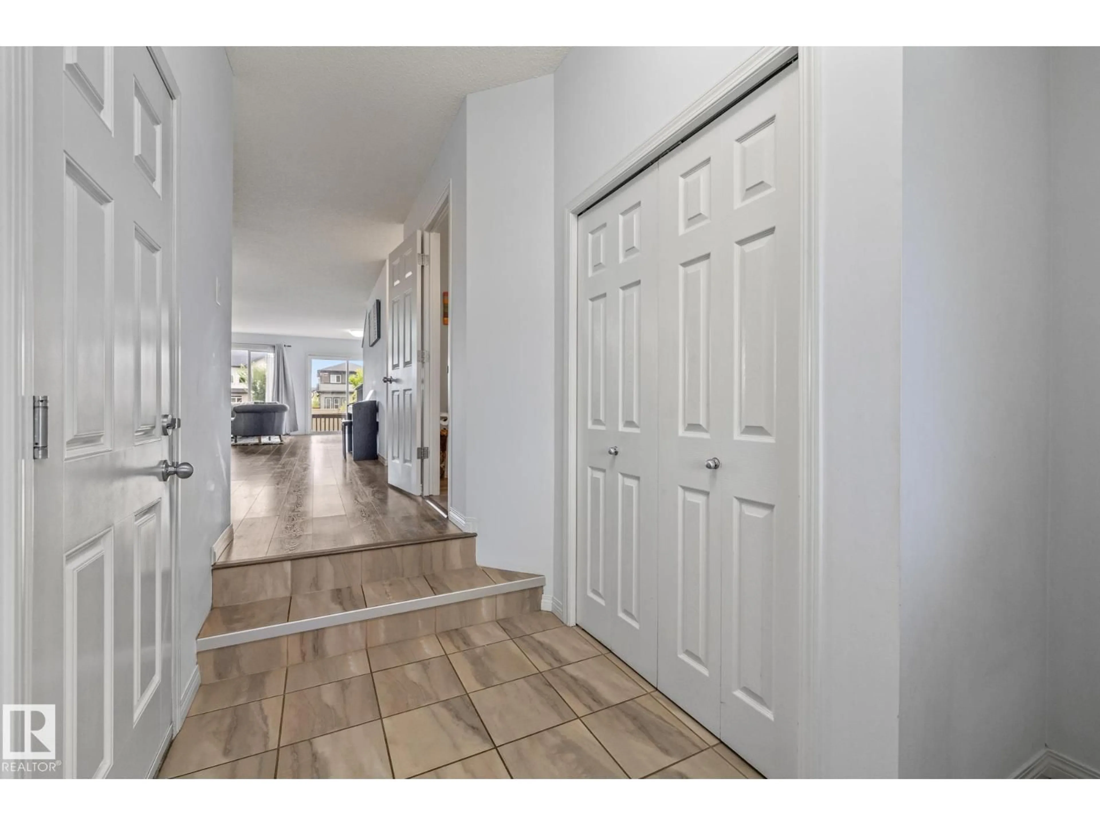 Indoor entryway for GR SW - 2710 COUGHLAN GREEN, Edmonton Alberta T6W3N8