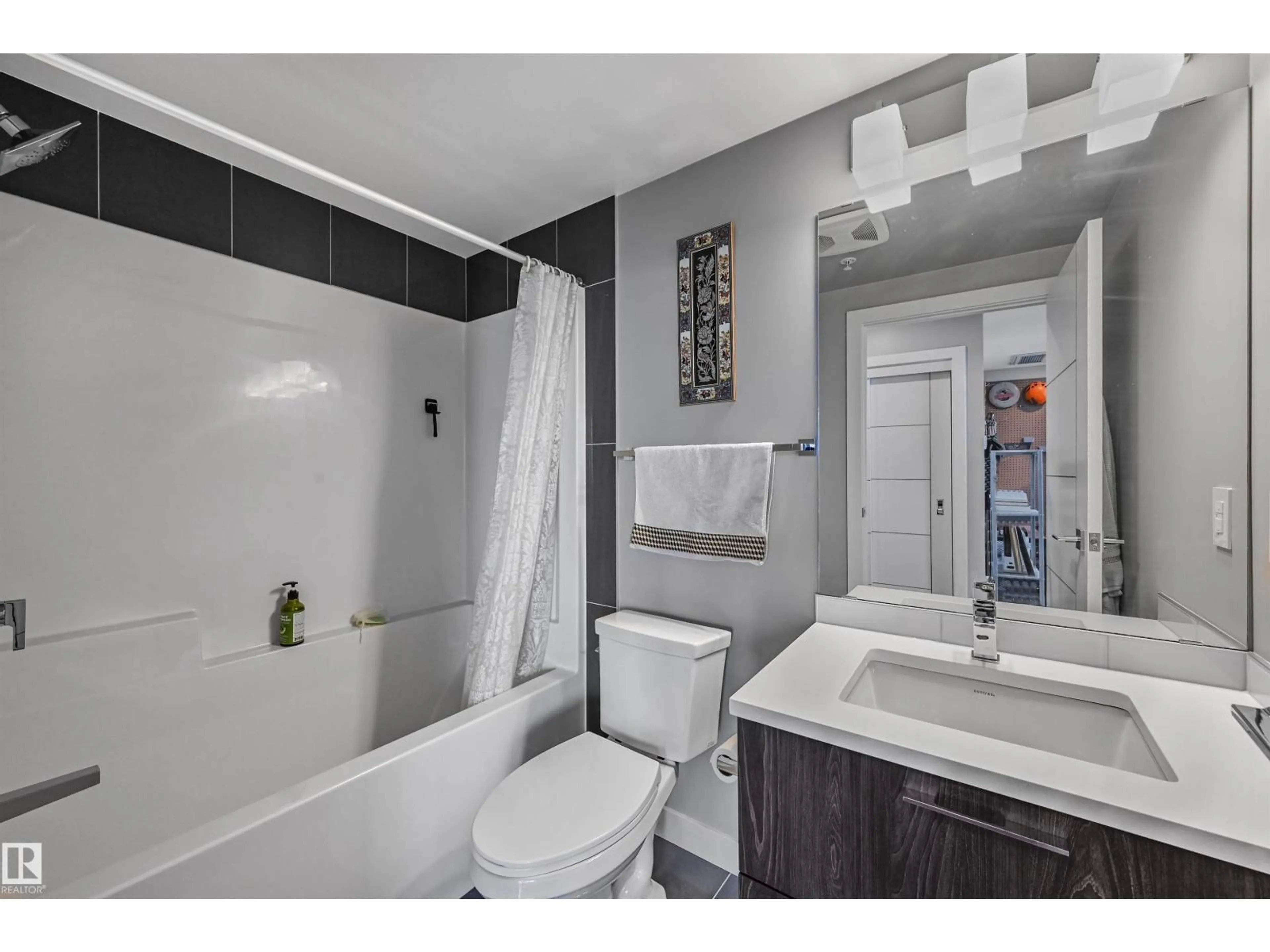 Standard bathroom, ceramic/tile floor for 3003 10180 103 ST NW, Edmonton Alberta T5J0L1