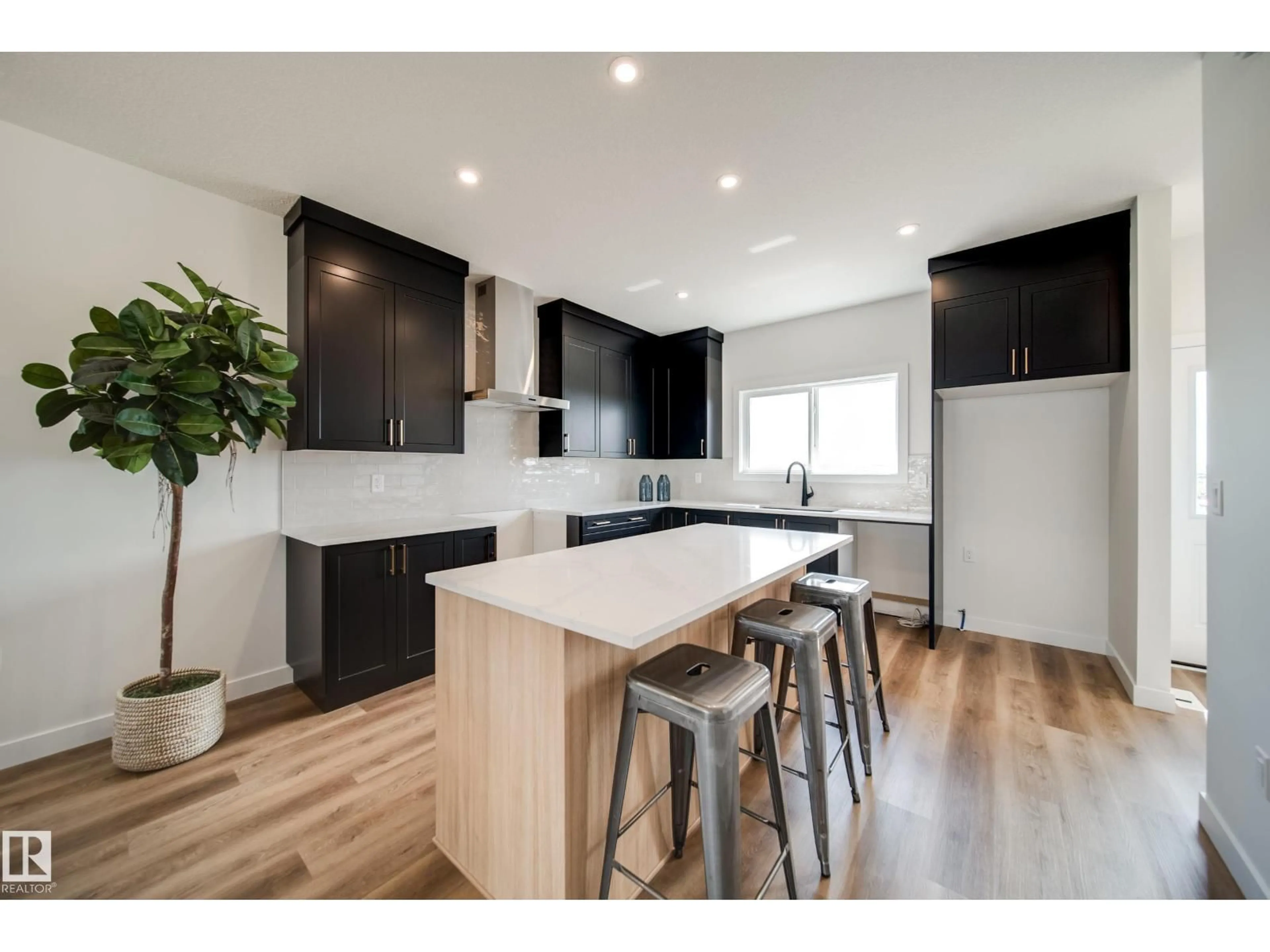 Open concept kitchen, wood/laminate floor for 59 SIENNA BV, Fort Saskatchewan Alberta T8L0W3