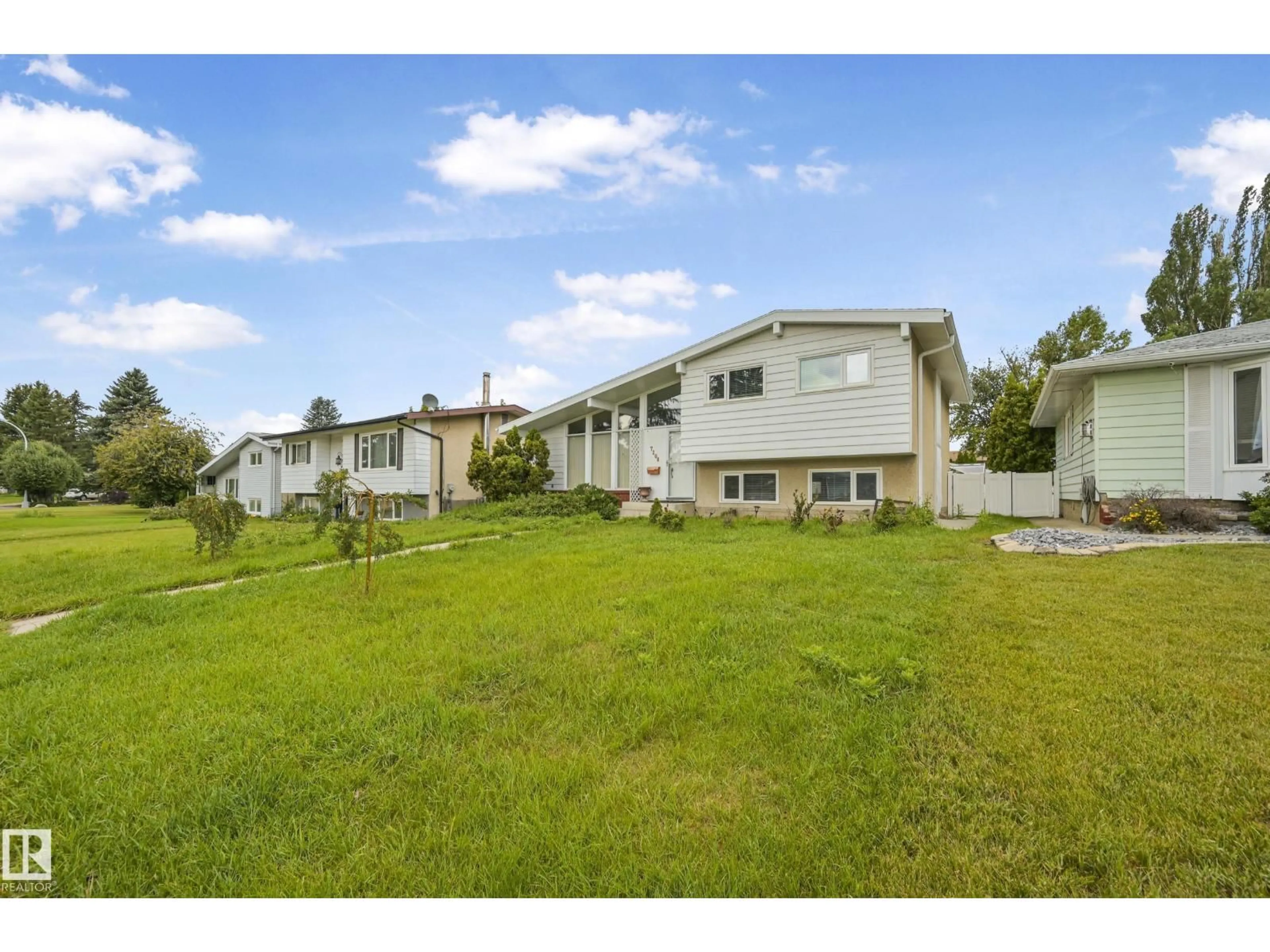 A pic from outside/outdoor area/front of a property/back of a property/a pic from drone, unknown for 7208 139 AV, Edmonton Alberta T5C2M2