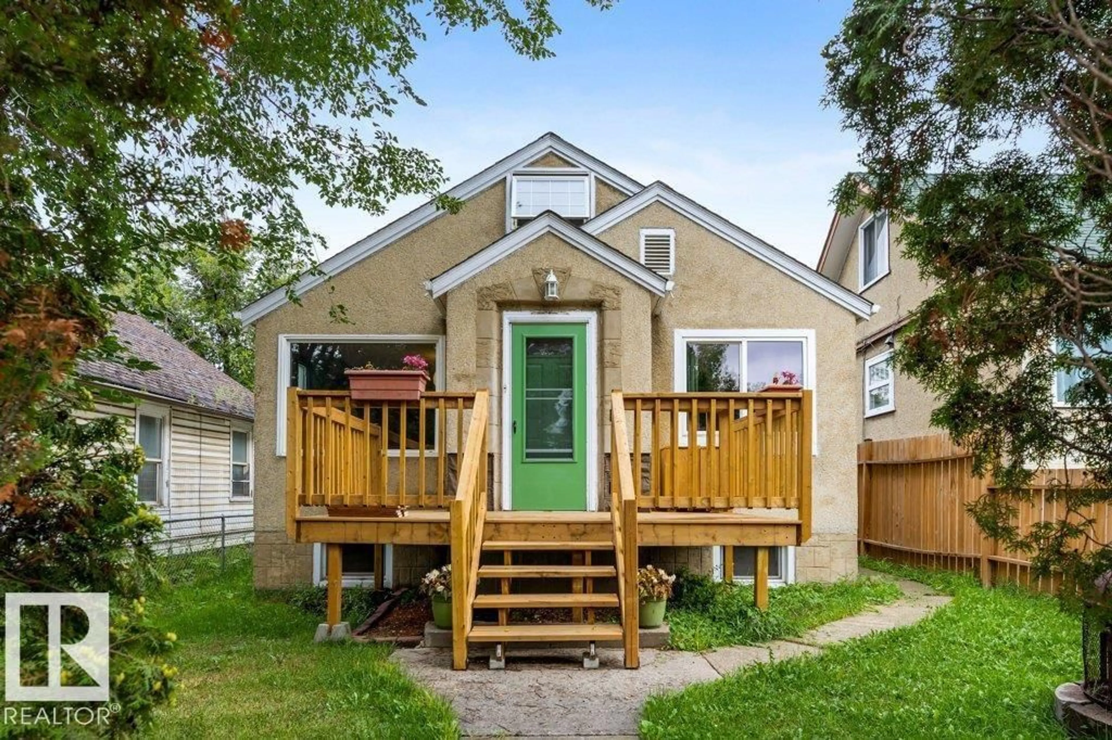 Home with vinyl exterior material, street for 8914 112 AV, Edmonton Alberta T5B0G9