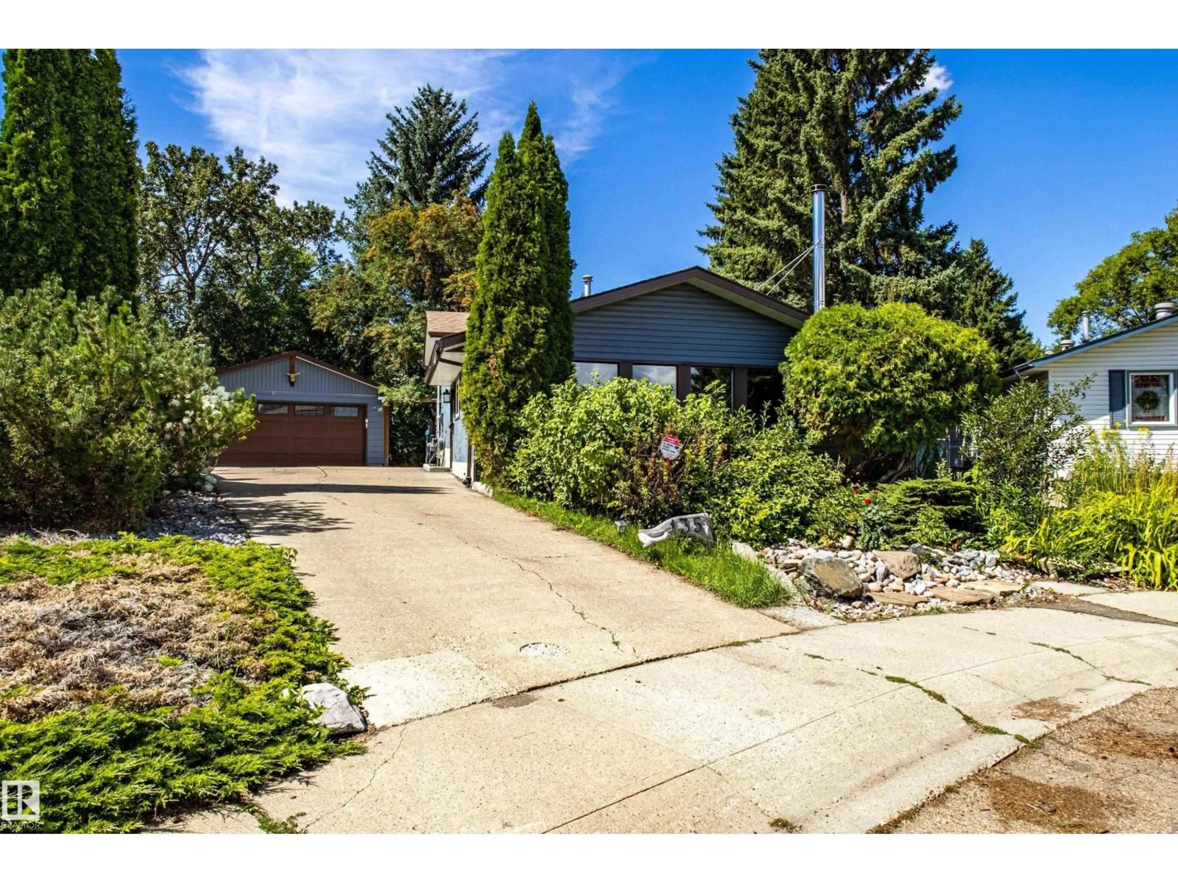 A pic from outside/outdoor area/front of a property/back of a property/a pic from drone, street for 135 HOMESTEAD CR, Edmonton Alberta T5A2Y1